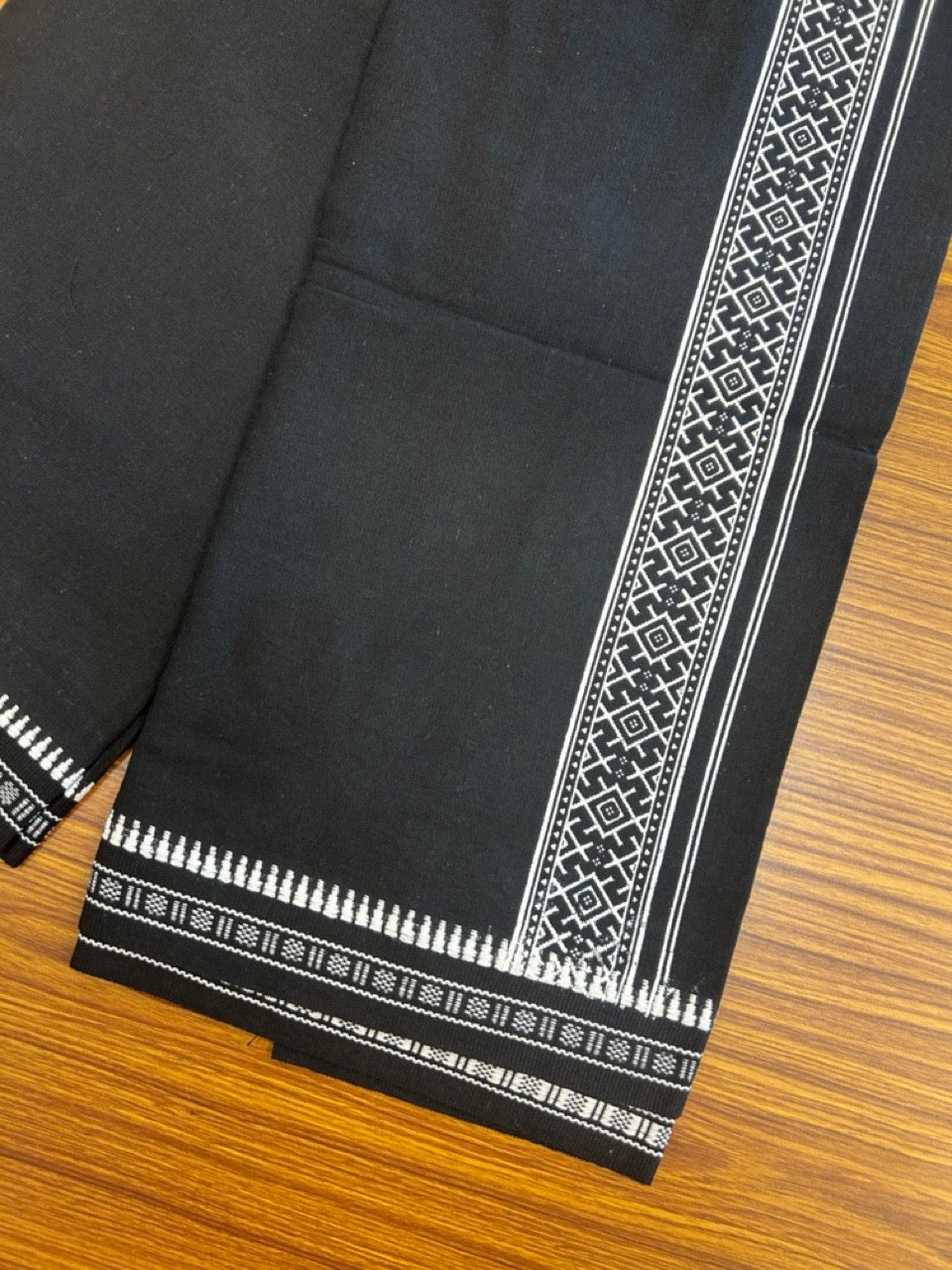 8% Discount!!! Kaitharikada Mixed Cotton Single Black - Kaily / Lungi - 3.25 inch Black Tribal Kuppadam Border (2 meter / 4 muzham) - 15KK8027 AS