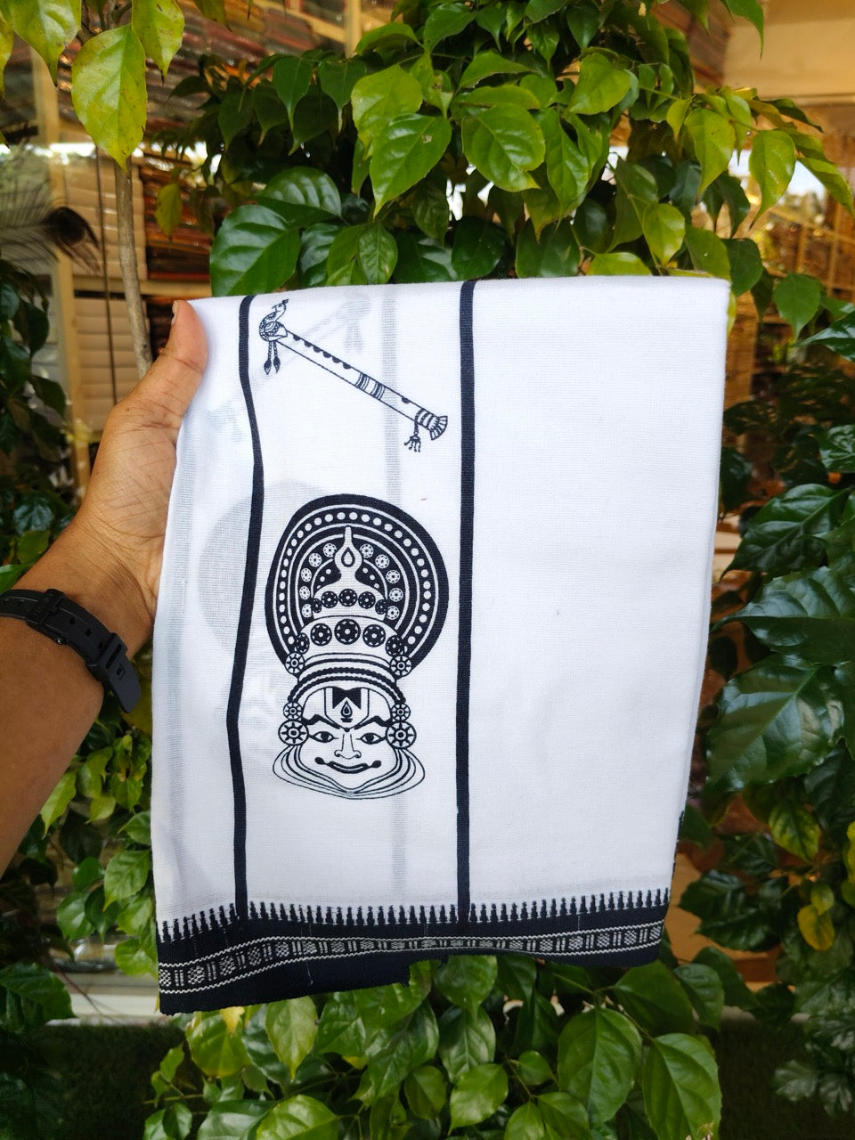 18% Discount!!! Kaitharikada Mixed Cotton Single White Body - Kaily / Lungi - 3.25 inch Navy Blue Kathakali Flute Peacock kara Kuppadam Border (2 meter / 4 muzham) - 21KK8027 AS
