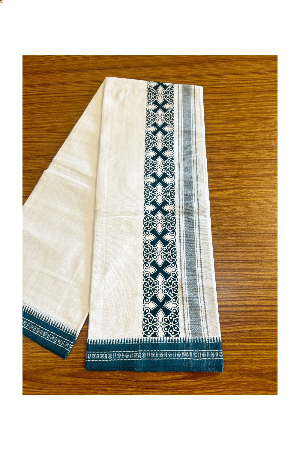 27% Discount!!! Kaitharikada Soft Cotton - Single Kaily / Lungi - 4.75 inch Peacock blue printed kara with White colour body - 4KK464AST