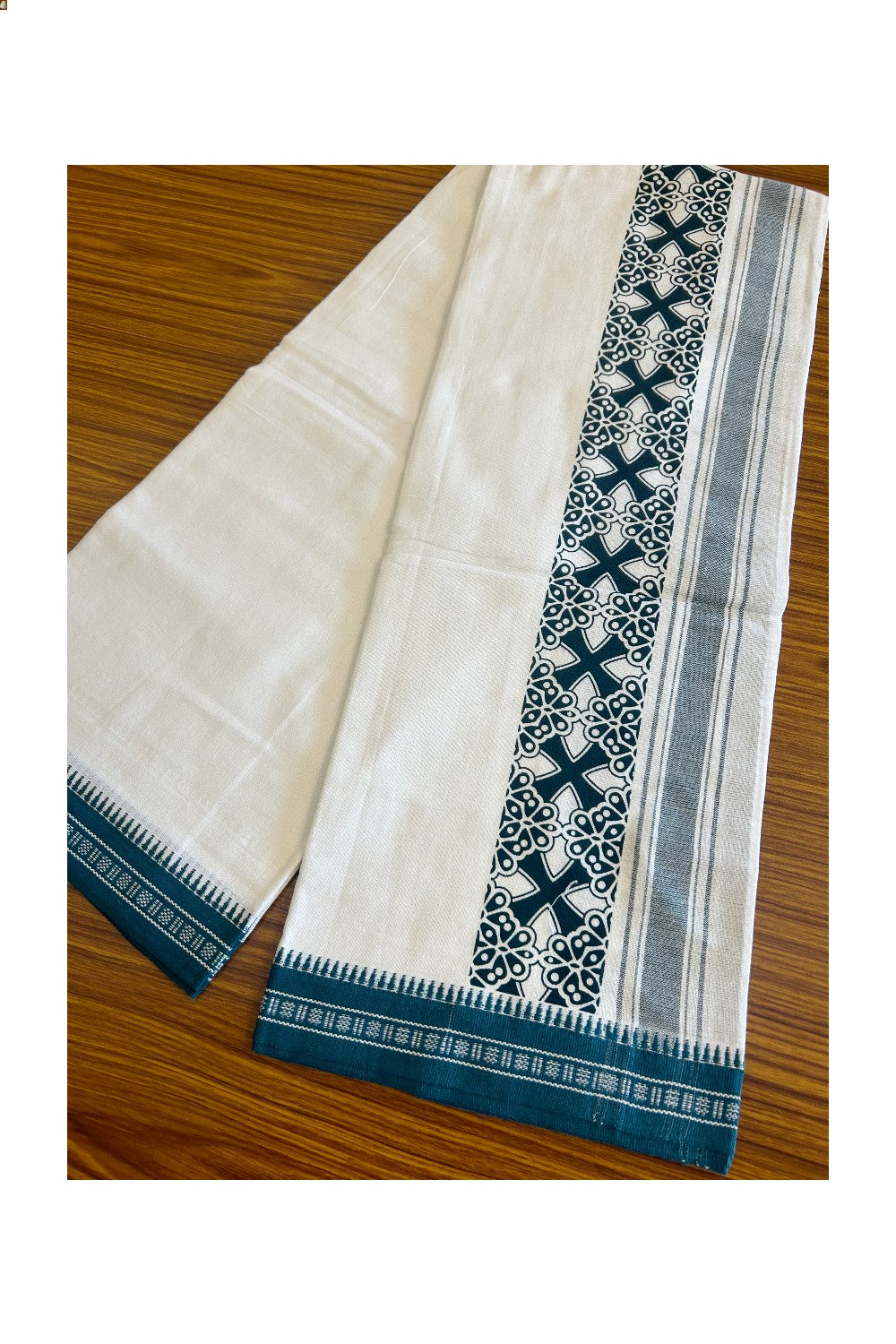 27% Discount!!! Kaitharikada Soft Cotton - Single Kaily / Lungi - 4.75 inch Peacock blue printed kara with White colour body - 4KK464AST