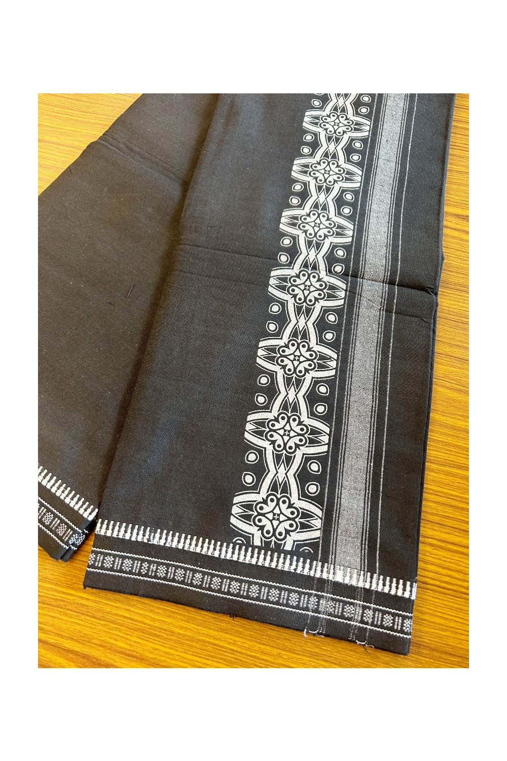23% Discount!! Kaitharikada 90% cotton 5 % Polyster - Single Kaily / Lungi - 4.75 inch White printed kuppadam kara with Black colour body - 6KK496AST