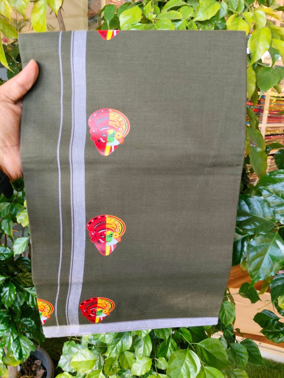 9% Discount !! Kaitharikada Pure Cotton - Single Kaily / Lungi - (40s) - 0.5 inch Theyyam Kadhakali Printed Design kara with Dark Olive Green colour body (2 meter / 4 muzham) - 27 KK8028 GAN