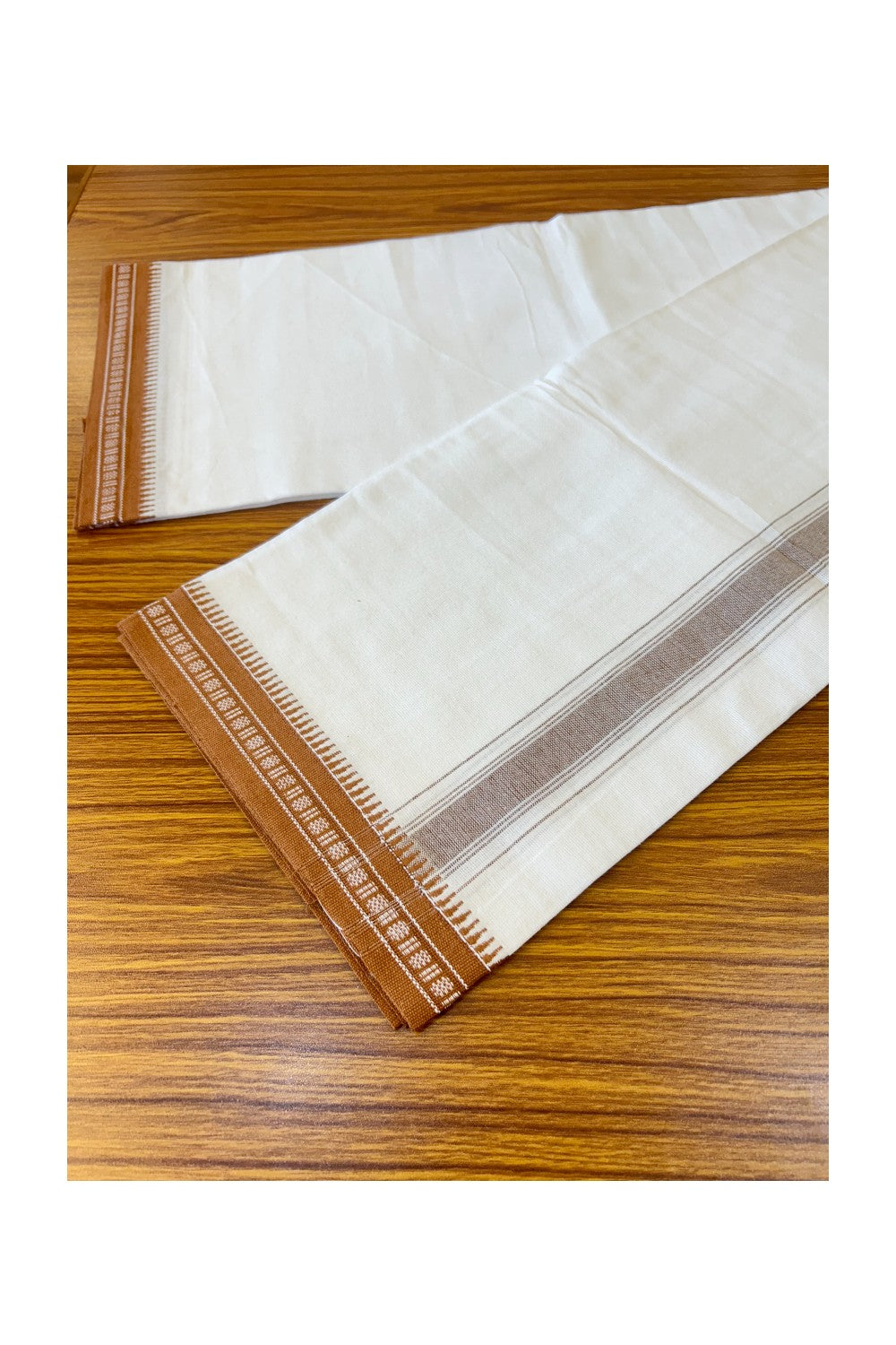 31% Discount!!! Kaitharikada 90% cotton 5 % Polyster - Single Kaily / Lungi - 1.75 inch Brown Kuppadam kara with White colour body - 7KK464AST