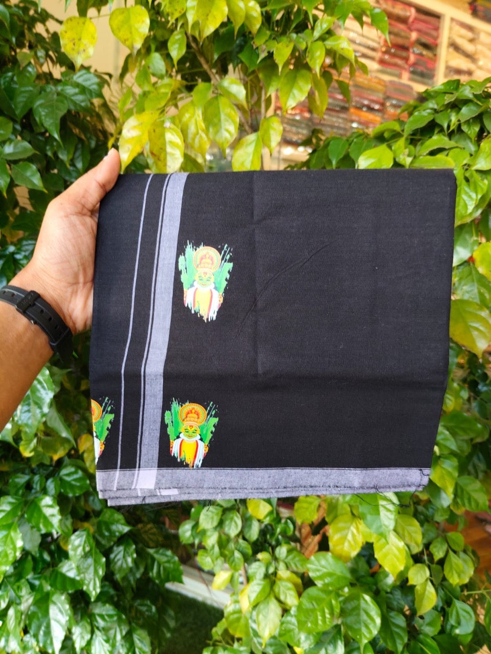 9% Discount !! Kaitharikada - Pure Cotton - Single Kaily / Lungi - (40s) - 0.5 inch Kadhakali Printed Design kara with Black colour body (2 meter / 4 muzham) - 25 KK8028 GAN