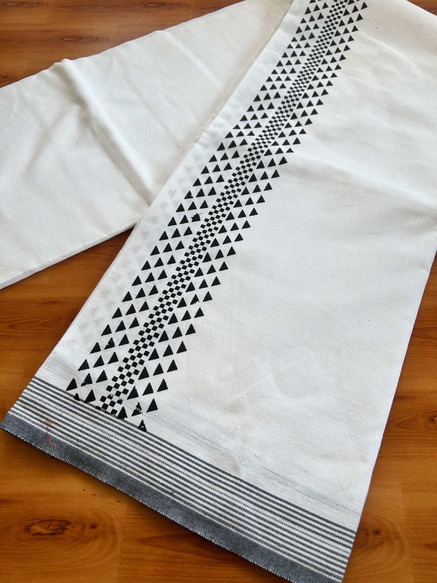 Kaitharikada - Single Kaily / Lungi - Mixed Cotton - 40s twisted - 2.5 inch Black Printed kara with White colour body (2 meter / 4 muzham) - 1 KK8074 SAT