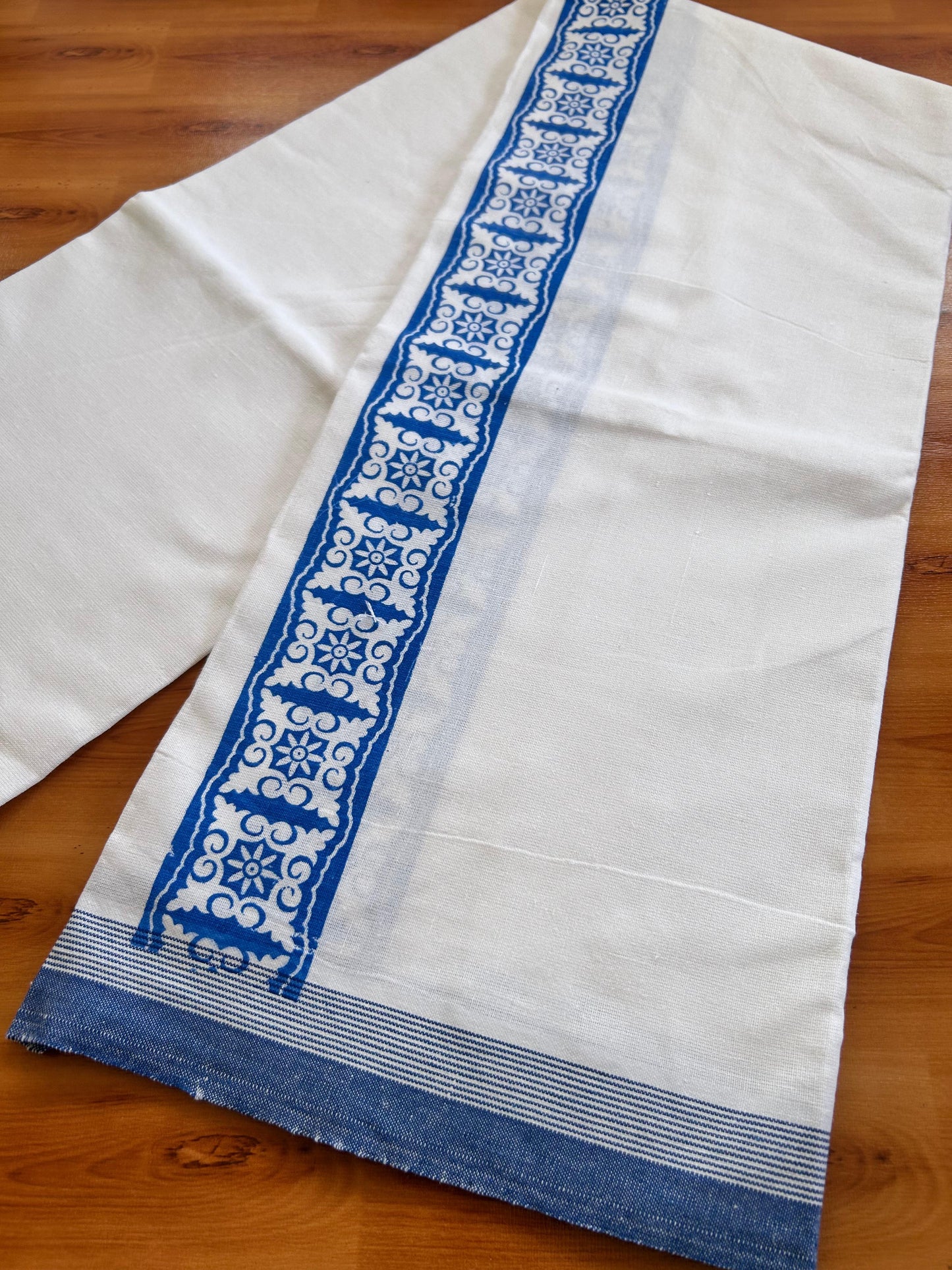 Kaitharikada - Single Kaily / Lungi - Mixed Cotton - 40s twisted - 2.5 inch Royal Blue Printed kara with White colour body (2 meter / 4 muzham) - 3 KK8074 SAT