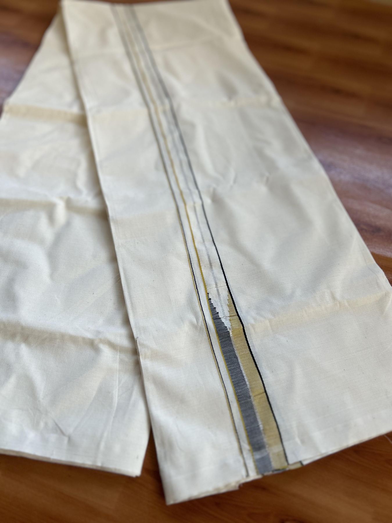 Single Mundu/Dhoti - Off White (Unbleached) 20% Discount !! KaithariKada Balaramapuram 100% Cotton Twisted 100s Thread - 0.75 inch Silver Kasav Black & Yellow Puliyilakkara Chutty (2 meter/4 Muzham) - 4 KK5407 ASH