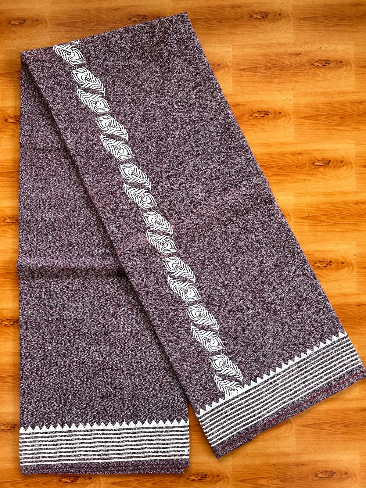 Kaitharikada - Single Kaily / Lungi - Mixed Cotton - 40s twisted - 1.5 inch White Peacock Feather Printed kara with Maroon , Black & White Shaded colour body (2 meter / 4 muzham) - 4 KK8083 GAN