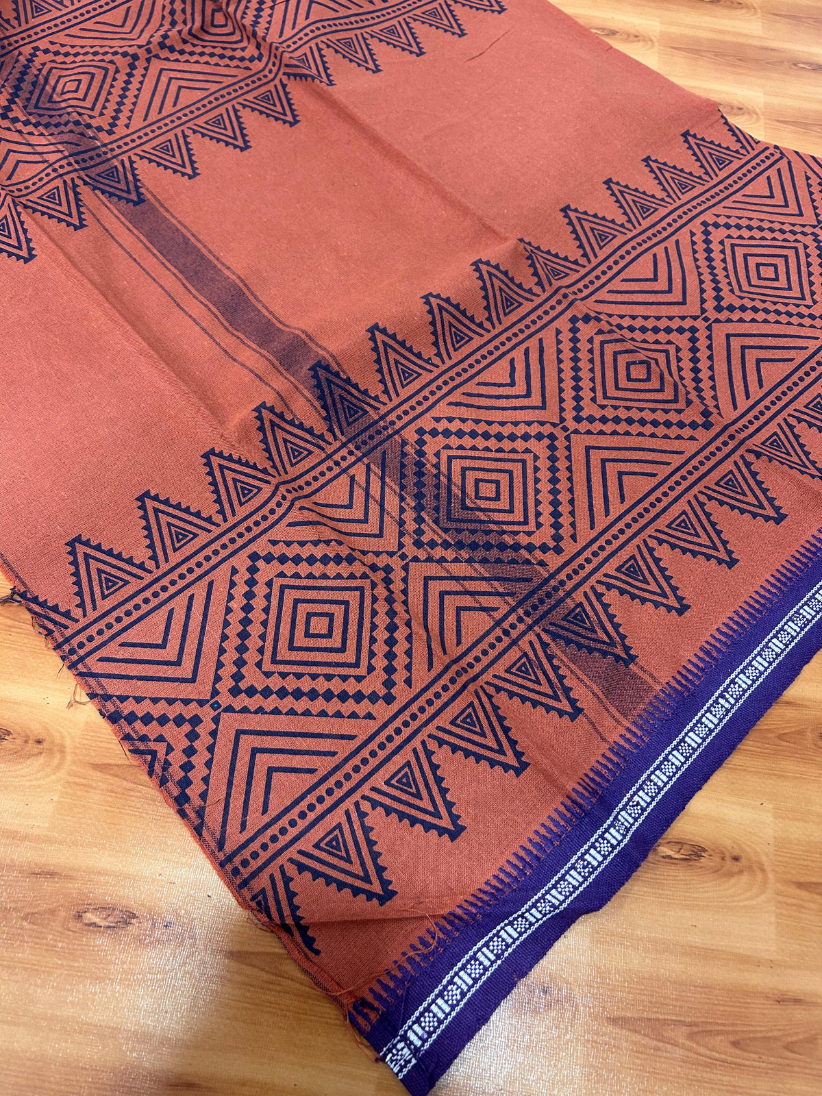 Single Kaily / Lungi - Kaitharikada - Mixed Cotton - 40s twisted - 1.5 inch Dark Blue Design Printed Kuppadam Kara With Kavi Colour Body (2 meter / 4 muzham) - 1 KK8084 GAN