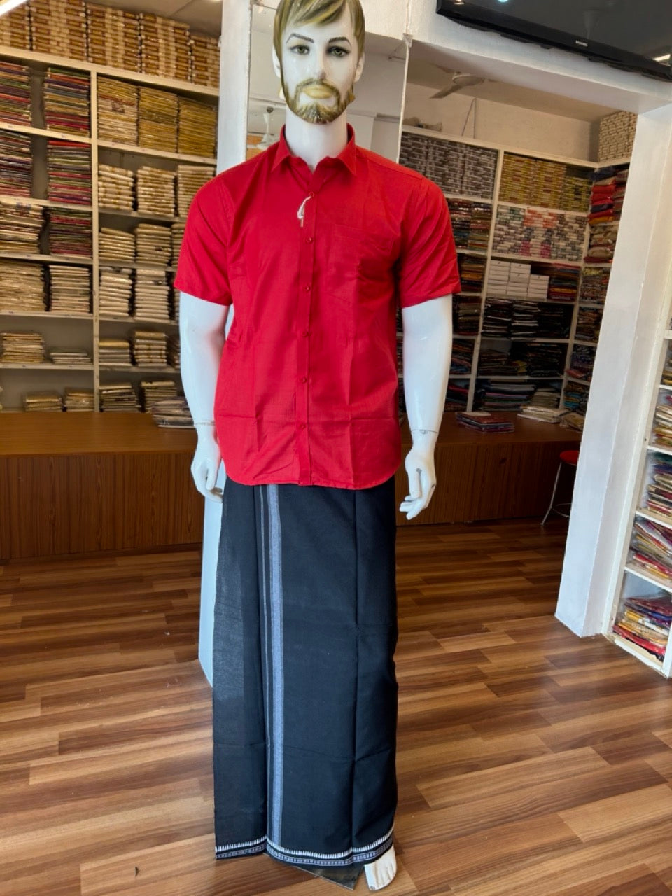 21% Discount!! Kaitharikada Pure Cotton 90% cotton 5 % Polyster - Single Kaily / Lungi - 2 inch White kuppadam kara with Black colour body - 4KK8000AS