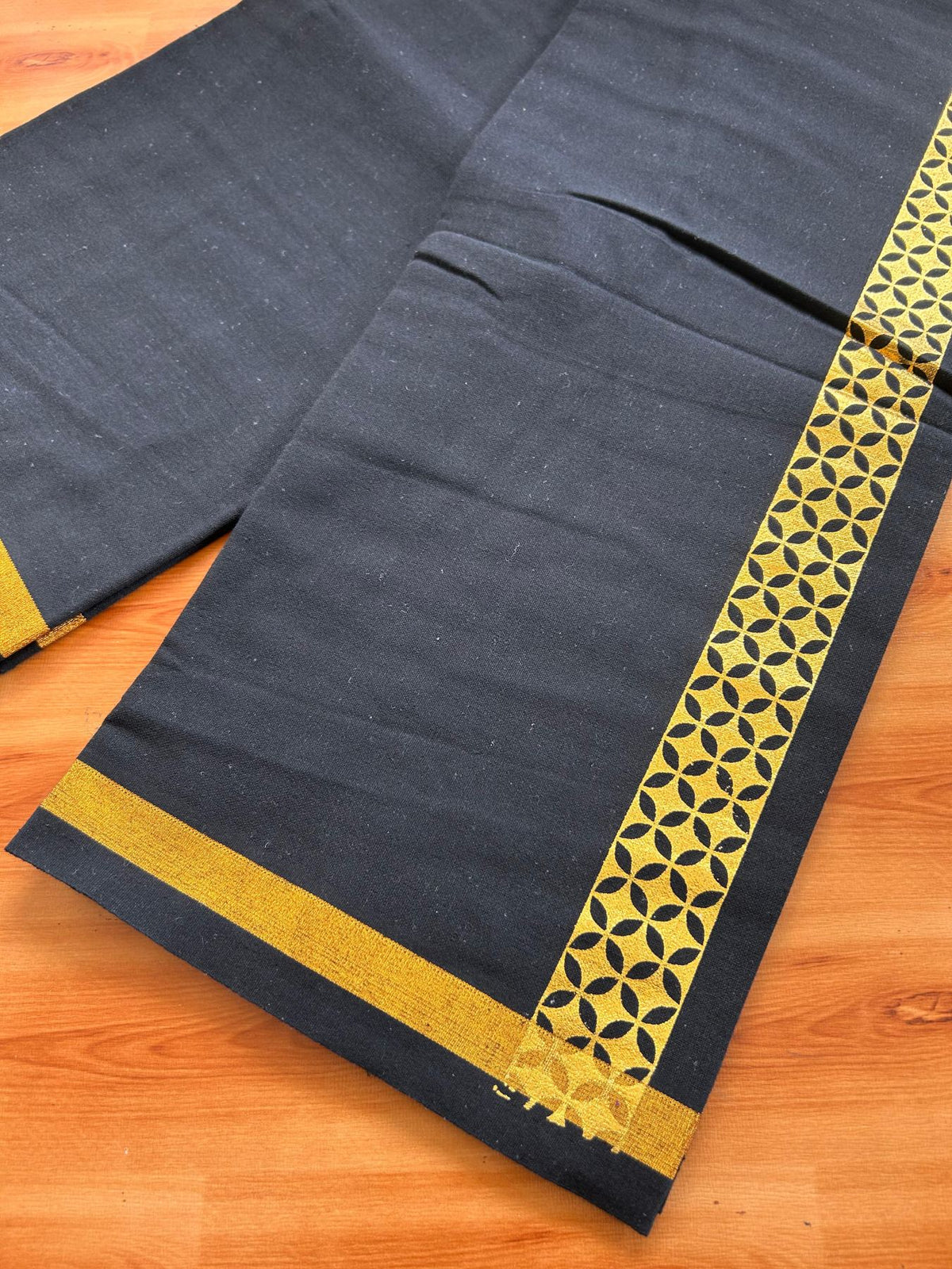 Kaitharikada - Single Kaily / Lungi - Mixed Cotton - 20s twisted - 1.5 inch Copper Kasav Printed Design Kara with Black colour body (2 meter / 4 muzham) - 3 KK8085 GAN