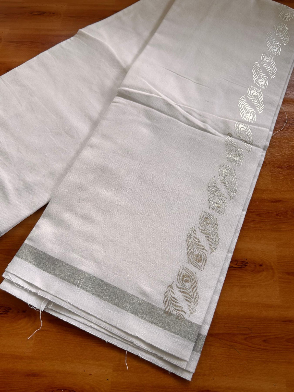 Kaitharikada - Single Kaily / Lungi - Mixed Cotton - 20s twisted - 1.5 inch Silver Kasav Peacock Feather Printed Design Kara with White colour body (2 meter / 4 muzham) - 8 KK8085 GAN