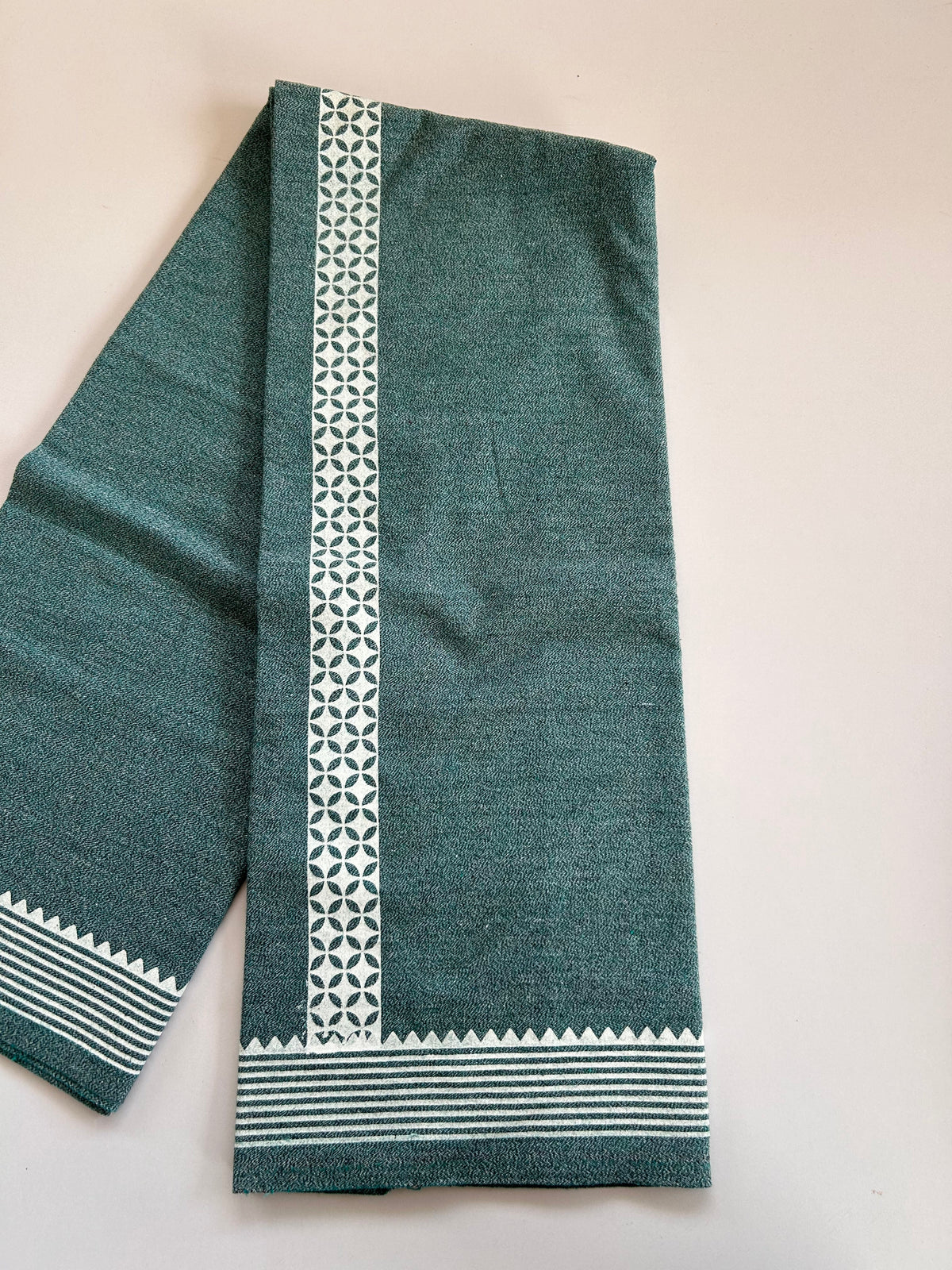 Kaitharikada - Single Kaily / Lungi - Mixed Cotton - 40s twisted - 1.5 inch White Printed kara with Green , Black & White Shaded colour body (2 meter / 4 muzham) - 16 KK8083 GAN