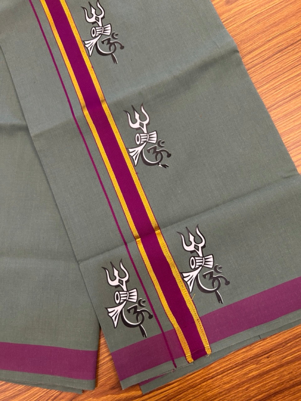 33% Discount ! Kaitharikada Pure Cotton - Single Kaily / Lungi -(40s)- 1.25 inch Purple & Kasavu Trishul Design kara with Green Shaded colour body (2 meter / 4 muzham) - 7 KK8033 GAN