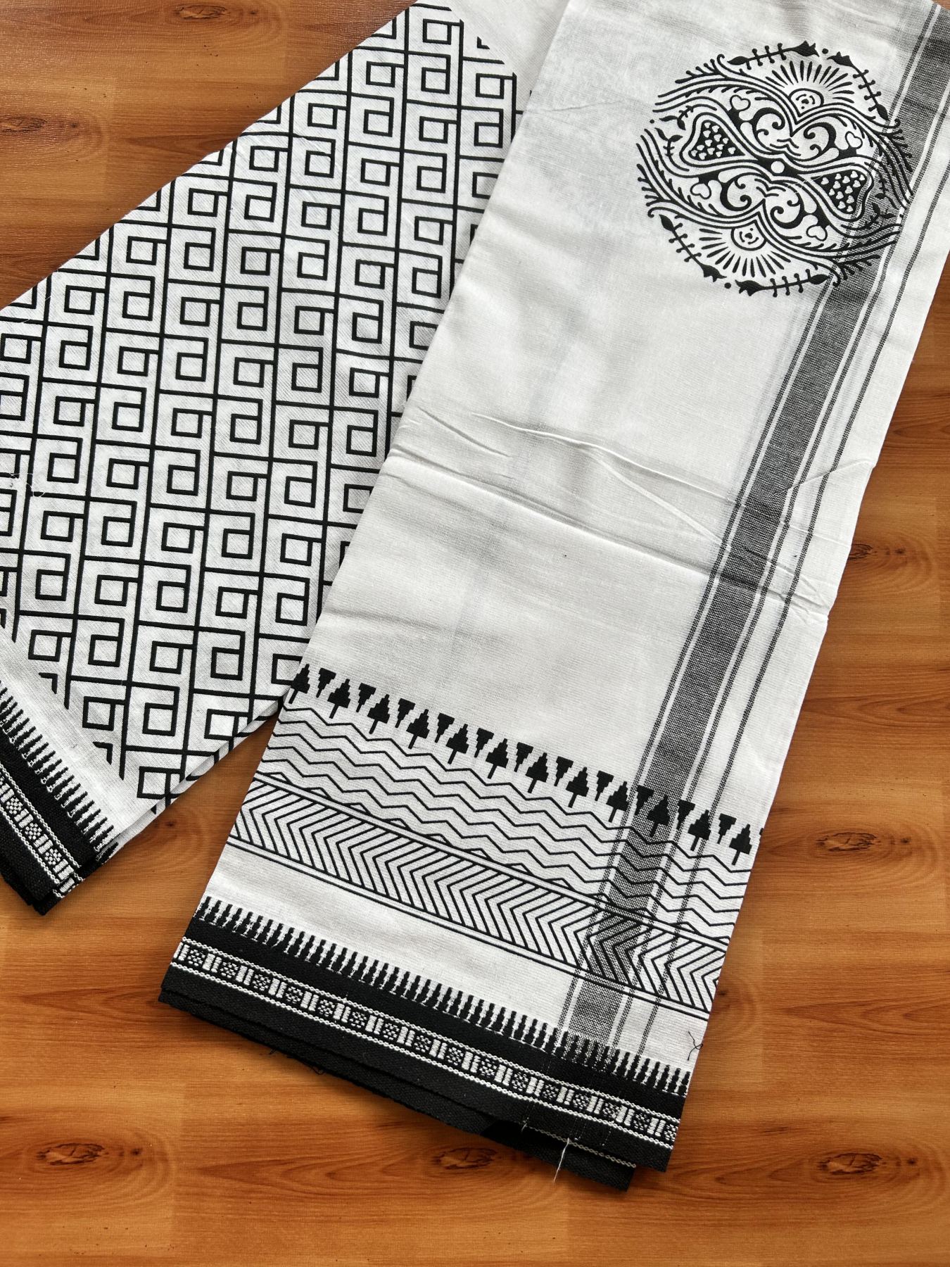 Kaitharikada - Single Kaily / Lungi - Mixed Cotton - 40s twisted - 1 inch Black Printed Design kara with Kuppadam Border White colour body (2 meter / 4 muzham) - 3 KK8058 GAN
