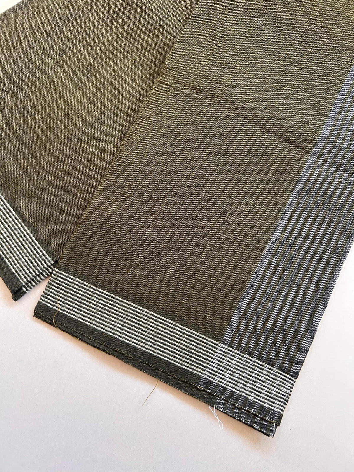Kaitharikada - Single Kaily / Lungi - Mixed Cotton - (2/40s) twisted - 2.75 inch White Striped kara with Olive Green & Black Shaded colour body (2 meter / 4 muzham) - 24 KK8089 SAT