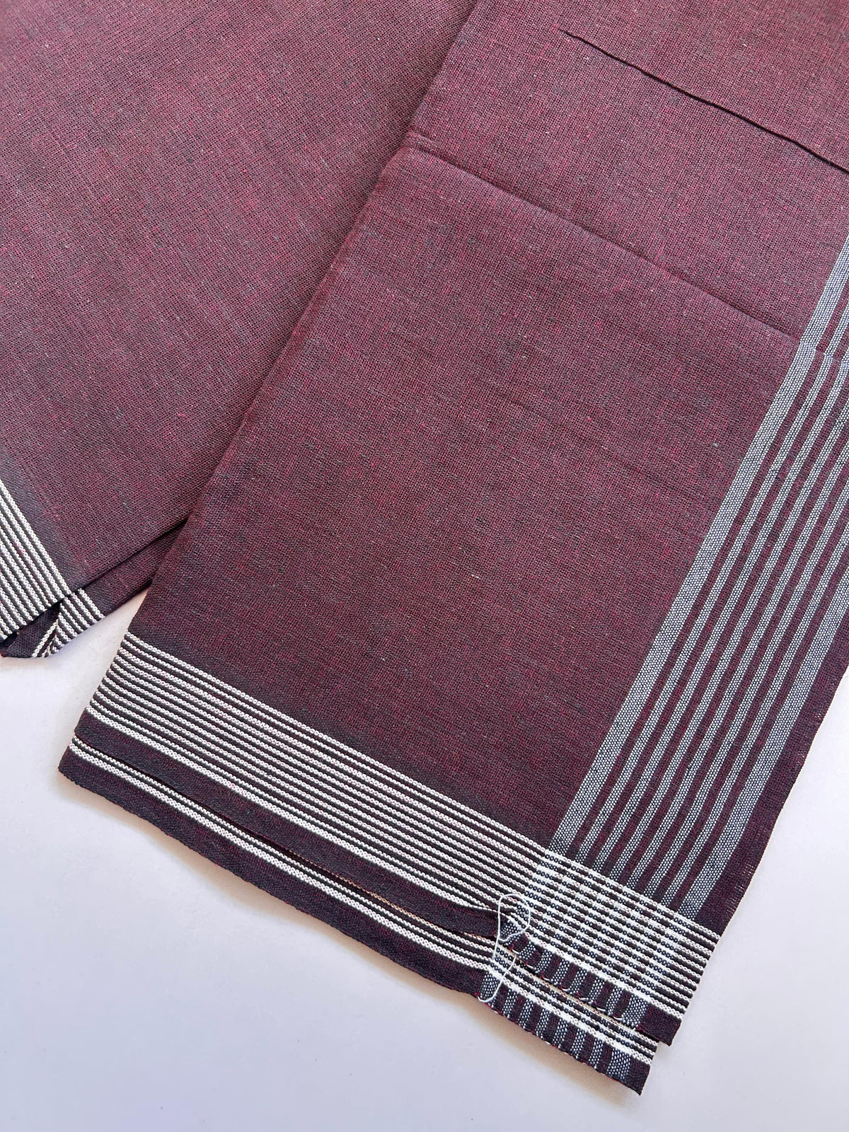 Kaitharikada - Single Kaily / Lungi - Mixed Cotton - (2/40s) twisted - 2.25 inch White Striped kara with Maroon & Black Shaded colour body (2 meter / 4 muzham) - 26 KK8089 SAT