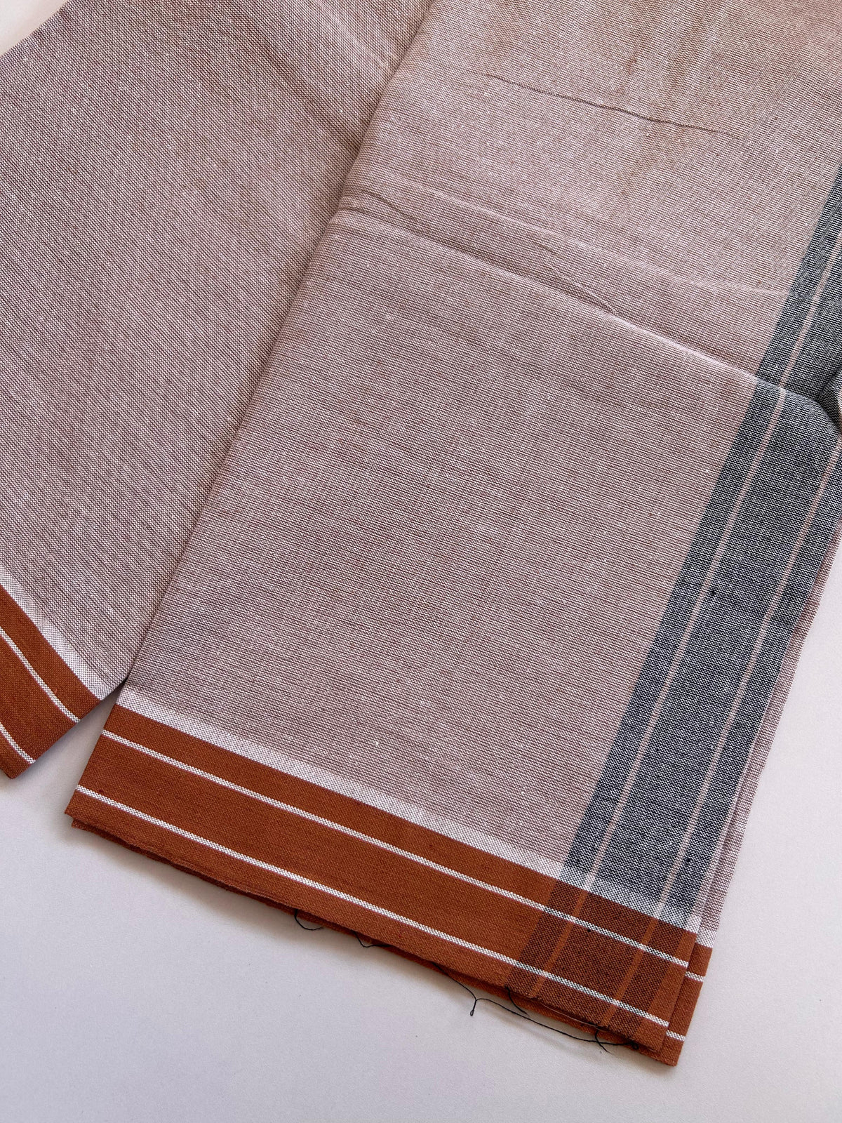 Kaitharikada - Single Kaily / Lungi - Mixed Cotton - (2/40s) twisted - 2 inch Black Shaded kara with Brown & White Shaded colour body (2 meter / 4 muzham) - 29 KK8089 SAT