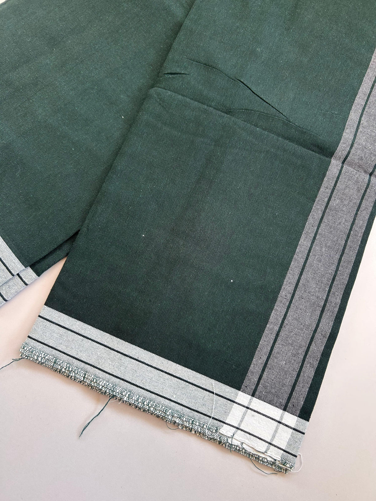 Kaitharikada - Single Kaily / Lungi - Mixed Cotton - (2/40s) twisted - 2 inch White Shaded kara with Dark Green & Black Shaded colour body (2 meter / 4 muzham) - 33 KK8089 SAT
