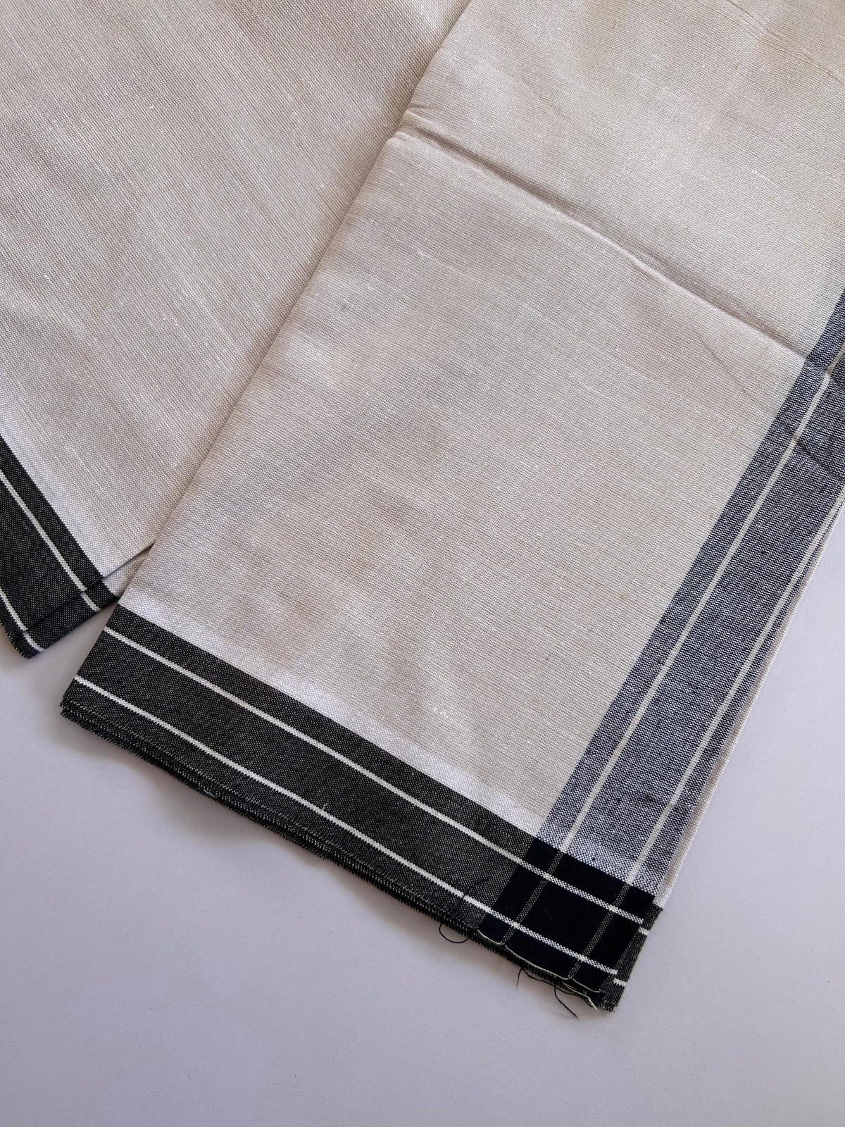 Kaitharikada - Single Kaily / Lungi - Mixed Cotton - (2/40s) twisted - 2 inch Black Shaded kara with Beige & White Shaded colour body (2 meter / 4 muzham) - 35 KK8089 SAT