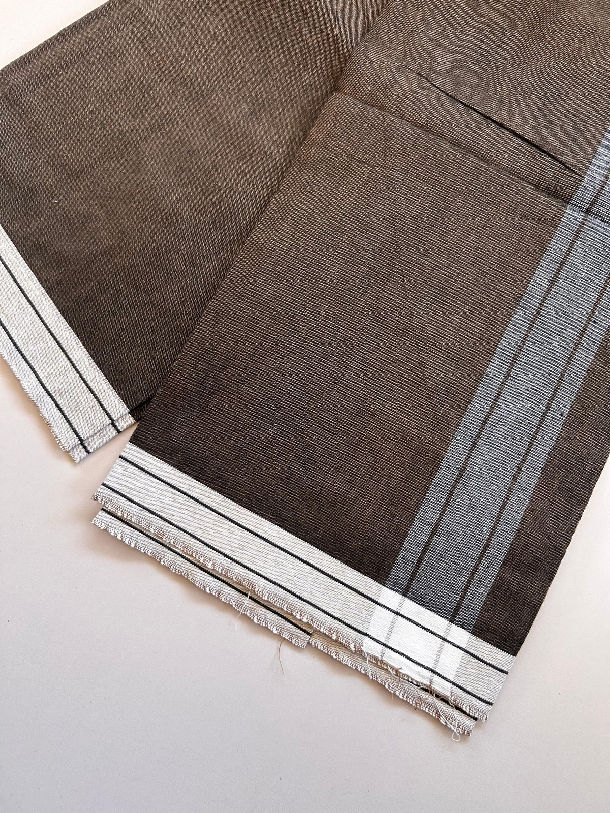 Kaitharikada - Single Kaily / Lungi - Mixed Cotton - (2/40s) twisted - 2 inch White Shaded kara with Olive Brown & Black Shaded colour body (2 meter / 4 muzham) - 36 KK8089 SAT