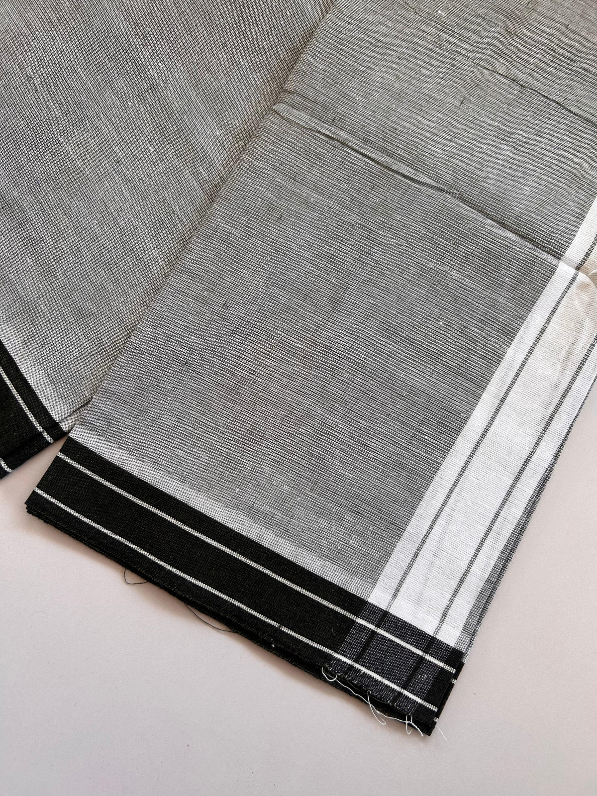 Kaitharikada - Single Kaily / Lungi - Mixed Cotton - (2/40s) twisted - 2 inch White Shaded kara with Olive Green & White Shaded colour body (2 meter / 4 muzham) - 38 KK8089 SAT