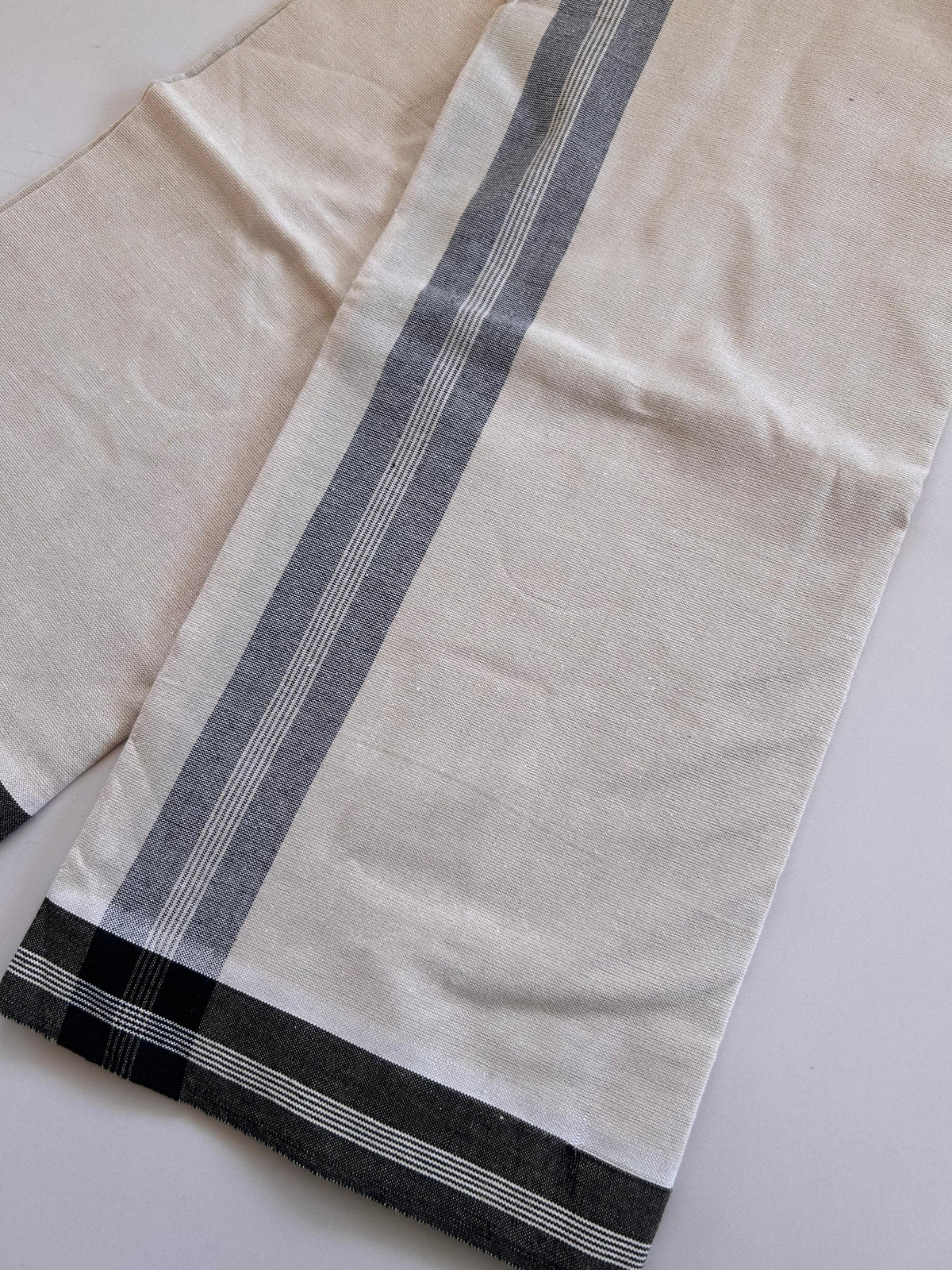 Kaitharikada - Single Kaily / Lungi - Mixed Cotton - (2/40s) twisted - 1.75 inch Black shaded Striped kara with Cream & White Shaded colour body (2 meter / 4 muzham) - 3 KK8091 SAT