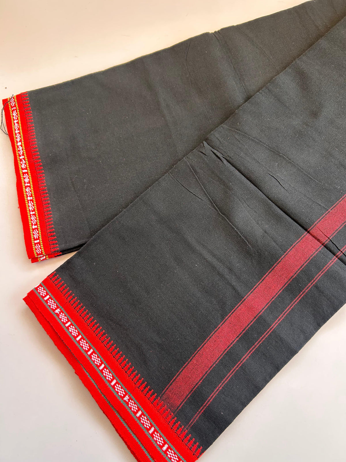 Kaitharikada - Single Kaily / Lungi - Mixed Cotton - (2/40s) twisted - 1 inch Red shaded Striped kara with Black colour body (2 meter / 4 muzham) - 7 KK8091 SAT