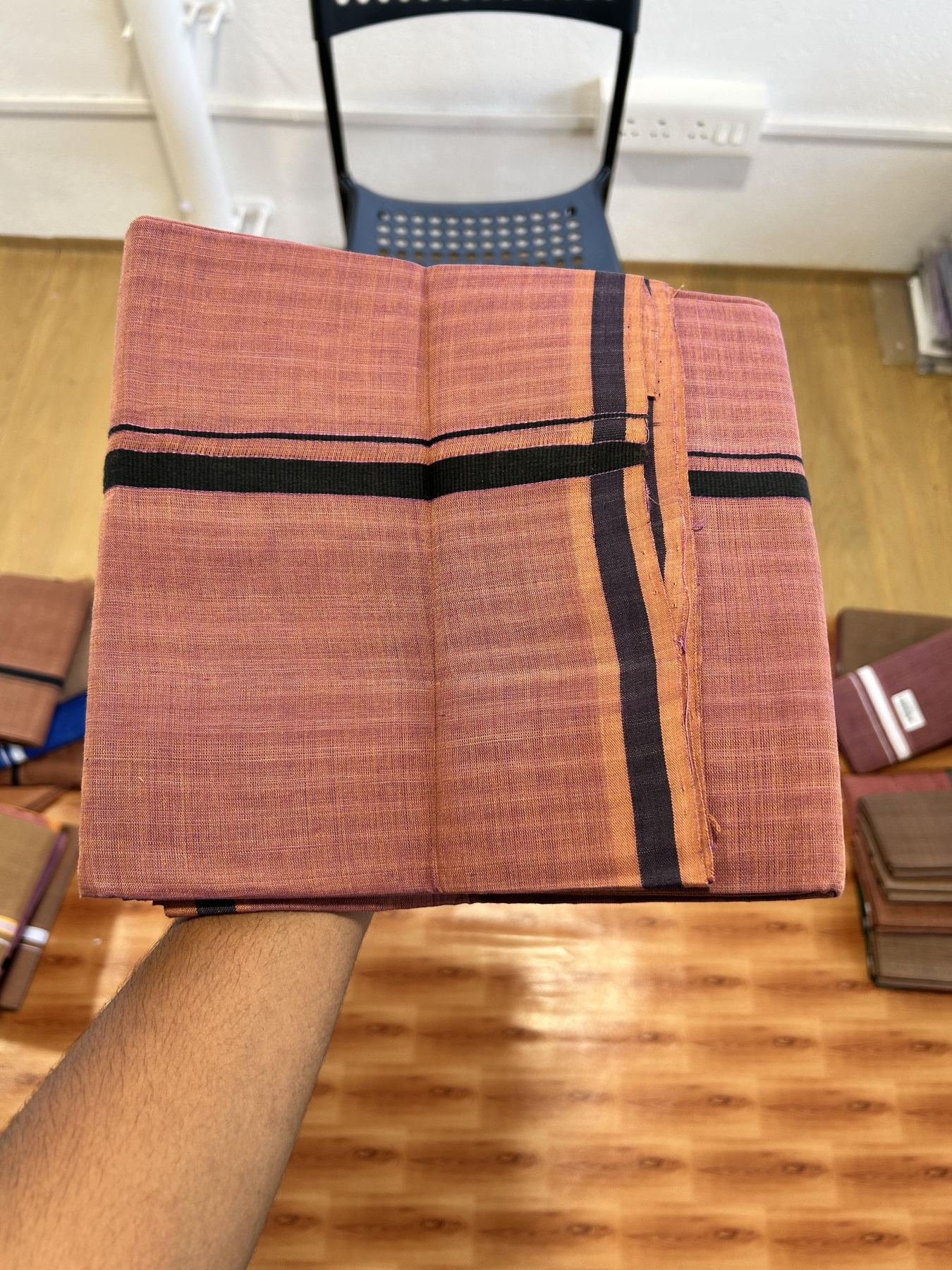 Kerala Handloom Single Kaily/Lungi - KaithariKada 100% Pure Cotton - 40s - 0.5 cm Black Kara With Onion Pink & Kavi colour Body - (2 meter / 4 muzham) - 5 KK8065 ELA