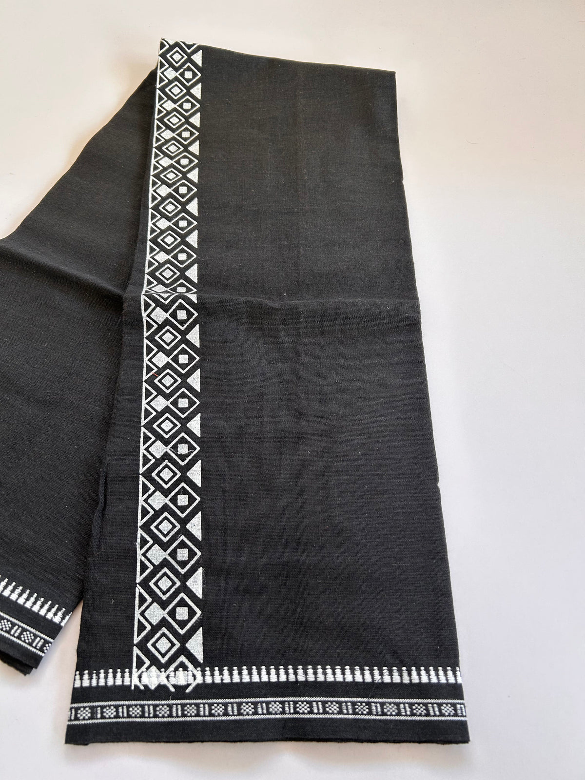 Single Kaily / Lungi - Kaitharikada - Mixed Cotton - 2/40s twisted - 2 inch White Printed Design Kuppadam Kara Black Colour Body (2 meter / 4 muzham) - 46 KK8089 SAT
