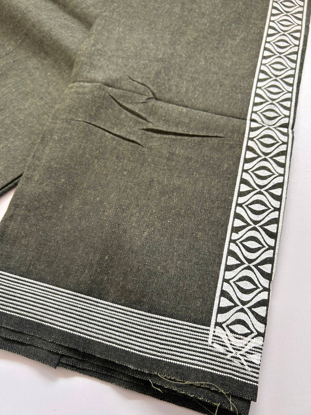 Single Kaily / Lungi - Kaitharikada - Mixed Cotton - 2/40s twisted - 2 inch White Printed Design Kara Light Olive Green & Black Colour Body (2 meter / 4 muzham) - 85 KK8090 SAT