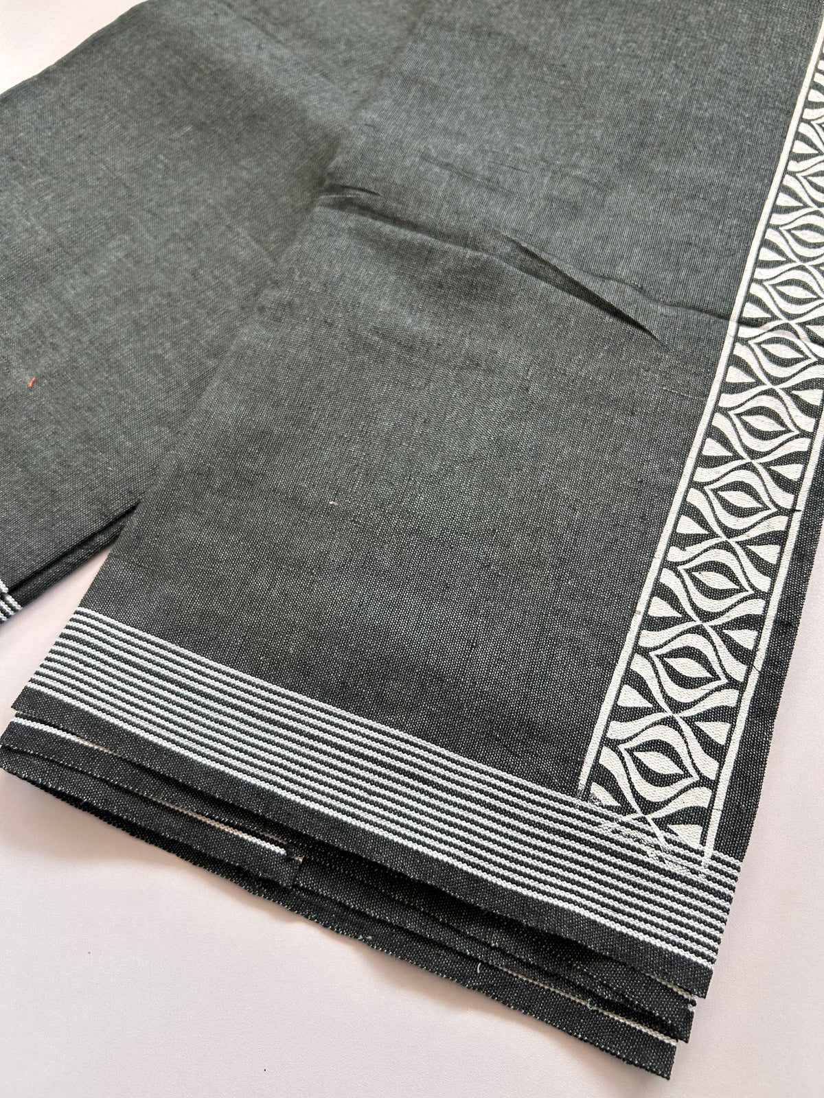 Single Kaily / Lungi - Kaitharikada - Mixed Cotton - 2/40s twisted - 2 inch White Printed Design Kara Pestel Green & Black Colour Body (2 meter / 4 muzham) - 83 KK8090 SAT
