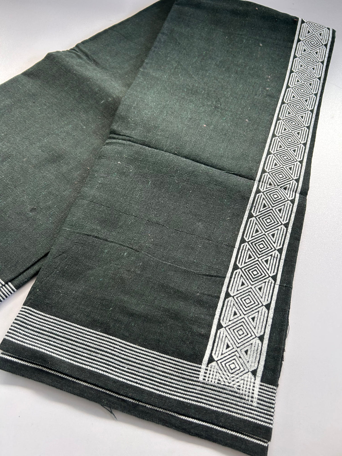Single Kaily / Lungi - Kaitharikada - Mixed Cotton - 2/40s twisted - 2 inch White Printed Design Kara Dark Green & Black Colour Body (2 meter / 4 muzham) - 65 KK8090 SAT