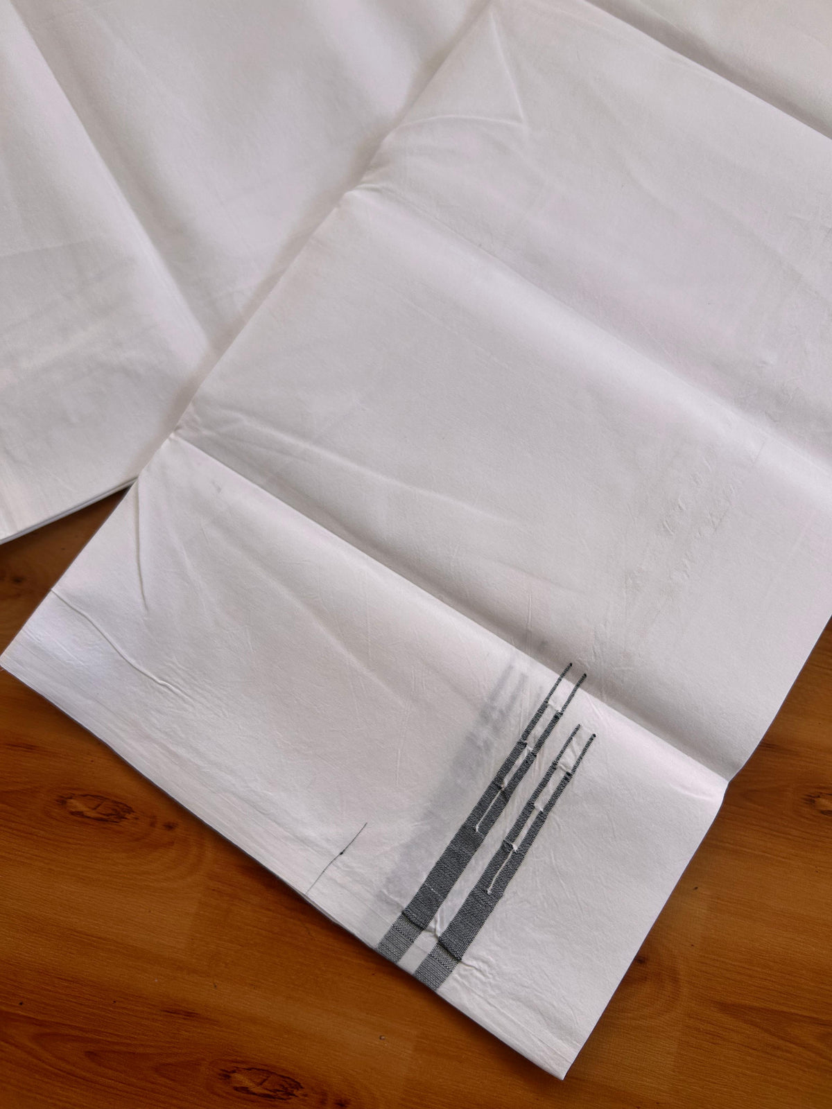 Pure White Single Mundu/Dhoti - 20% Discount! KaithariKada Pulimood 100% Cotton -100s - 0.5 cm Puliyilakkara Black Double Chutty kara (2 meter / 4 muzham) - 6 KK5530 ASH