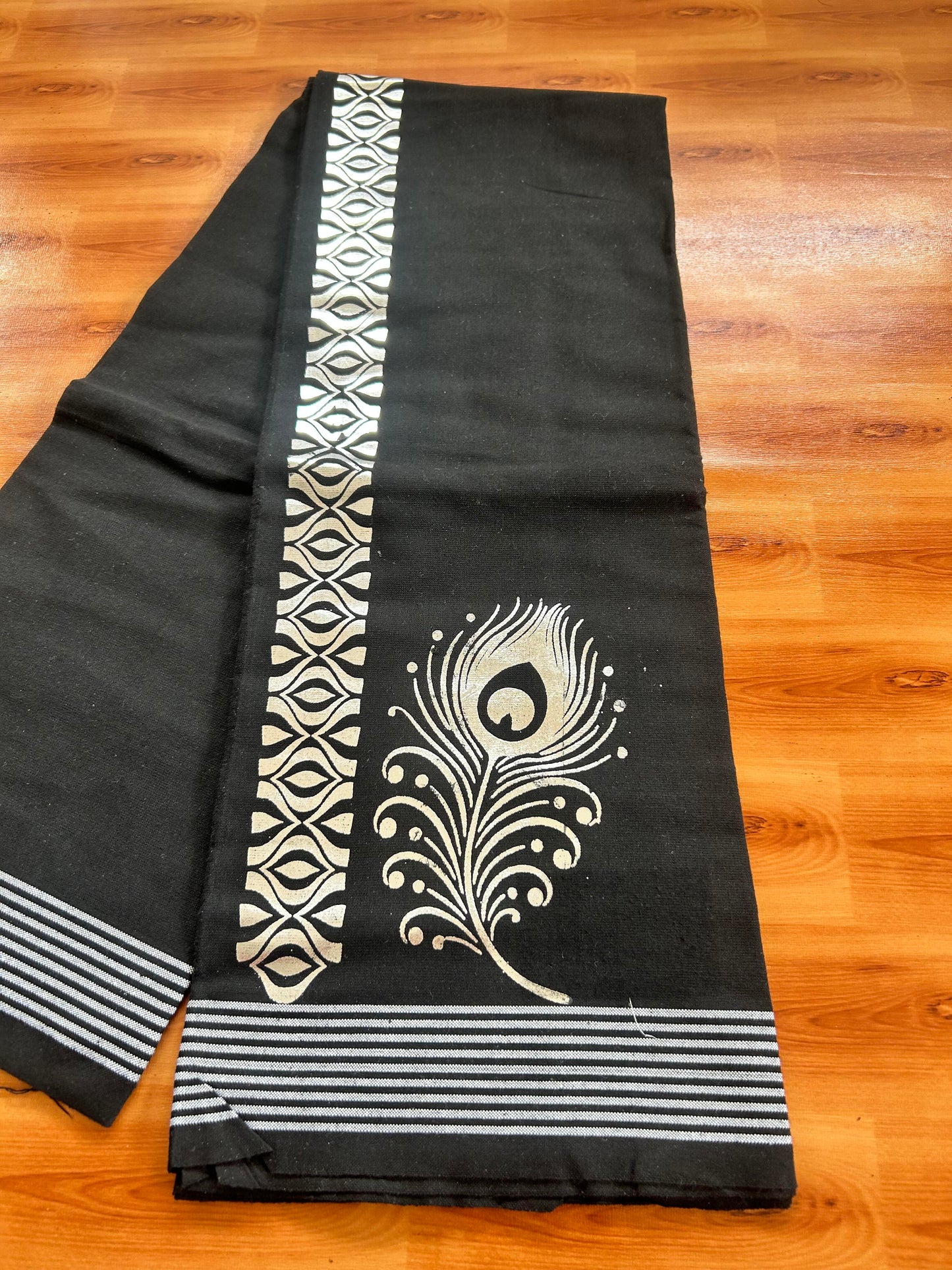 Kaitharikada - Single Kaily / Lungi - Mixed Cotton - 40s twisted - 1.25 inch Silver Kasav Peacock Feather Printed Design Kara with Black colour body (2 meter / 4 muzham) - 16 KK8060 GAN