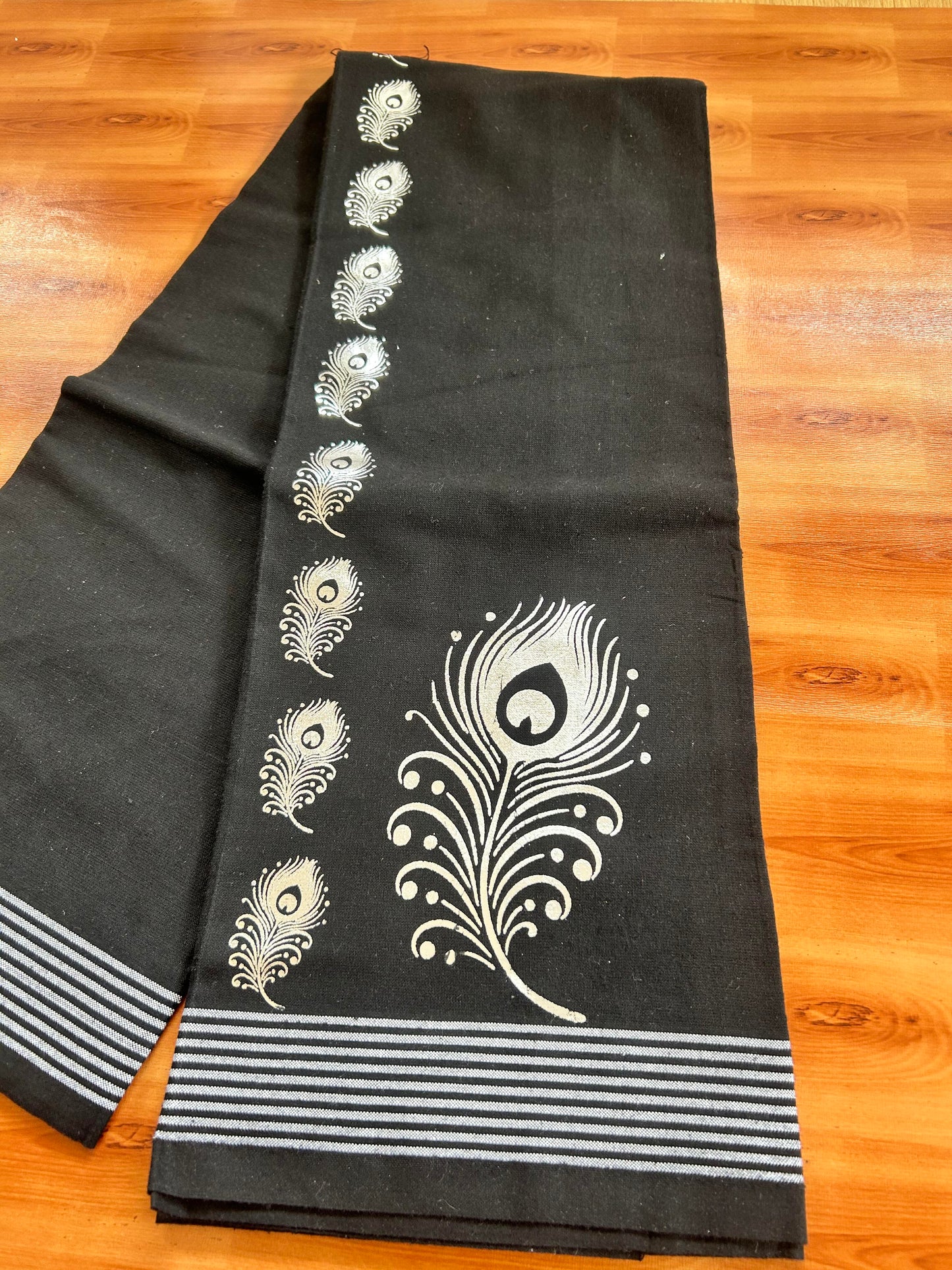 Kaitharikada - Single Kaily / Lungi - Mixed Cotton - 40s twisted - 1.25 inch Silver Kasav Peacock Feather Printed Design Kara with Black colour body (2 meter / 4 muzham) - 5 KK8060 GAN