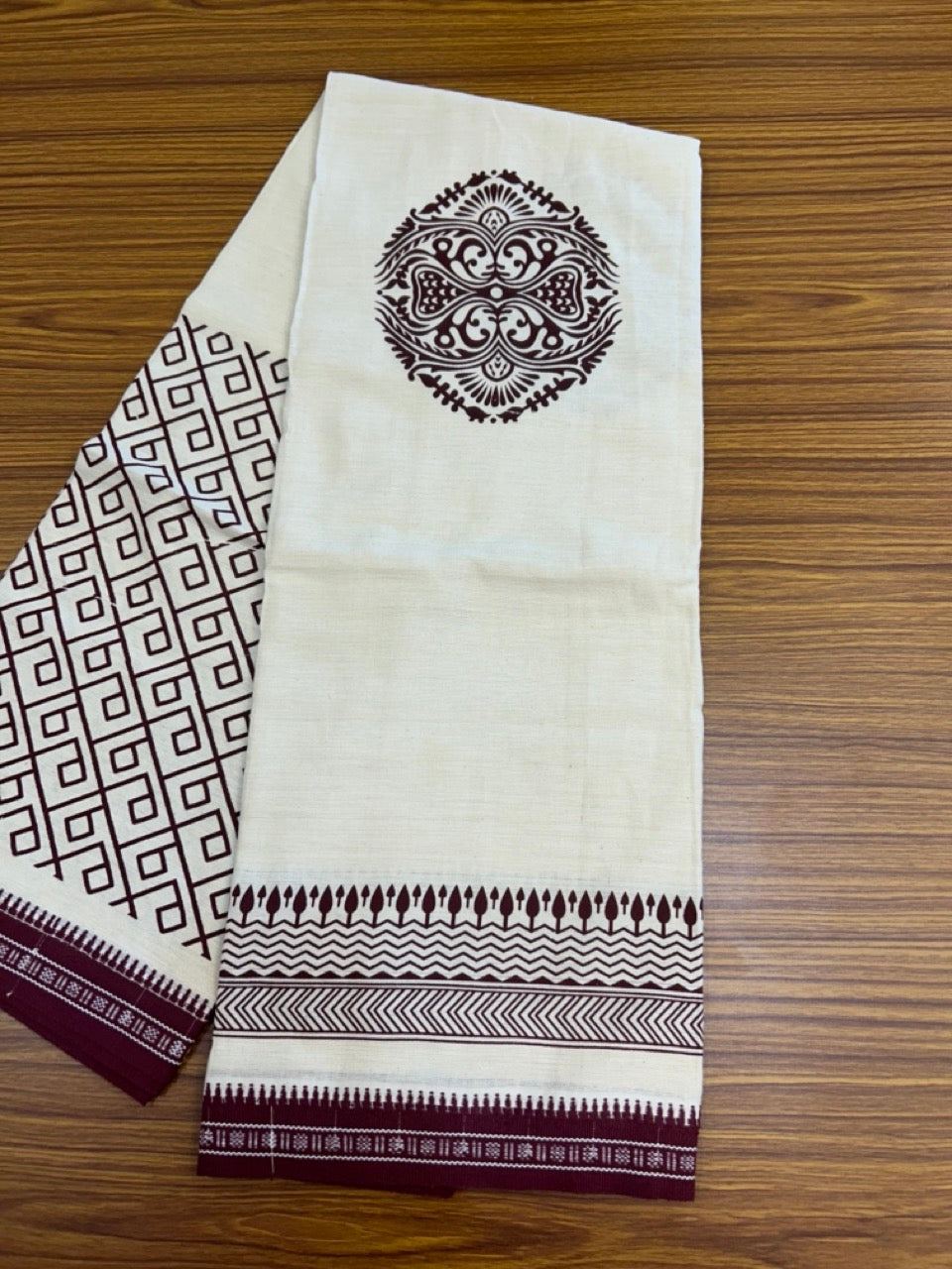9% Discount !! Kaitharikada Pure Cotton Single OFF WHITE - (Unbleached) Kaily / Lungi - 1.75 inch Maroon Printed Kuppadam Border with OFF WHITE colour body (2 meter / 4 muzham)- 3KK8022 AS