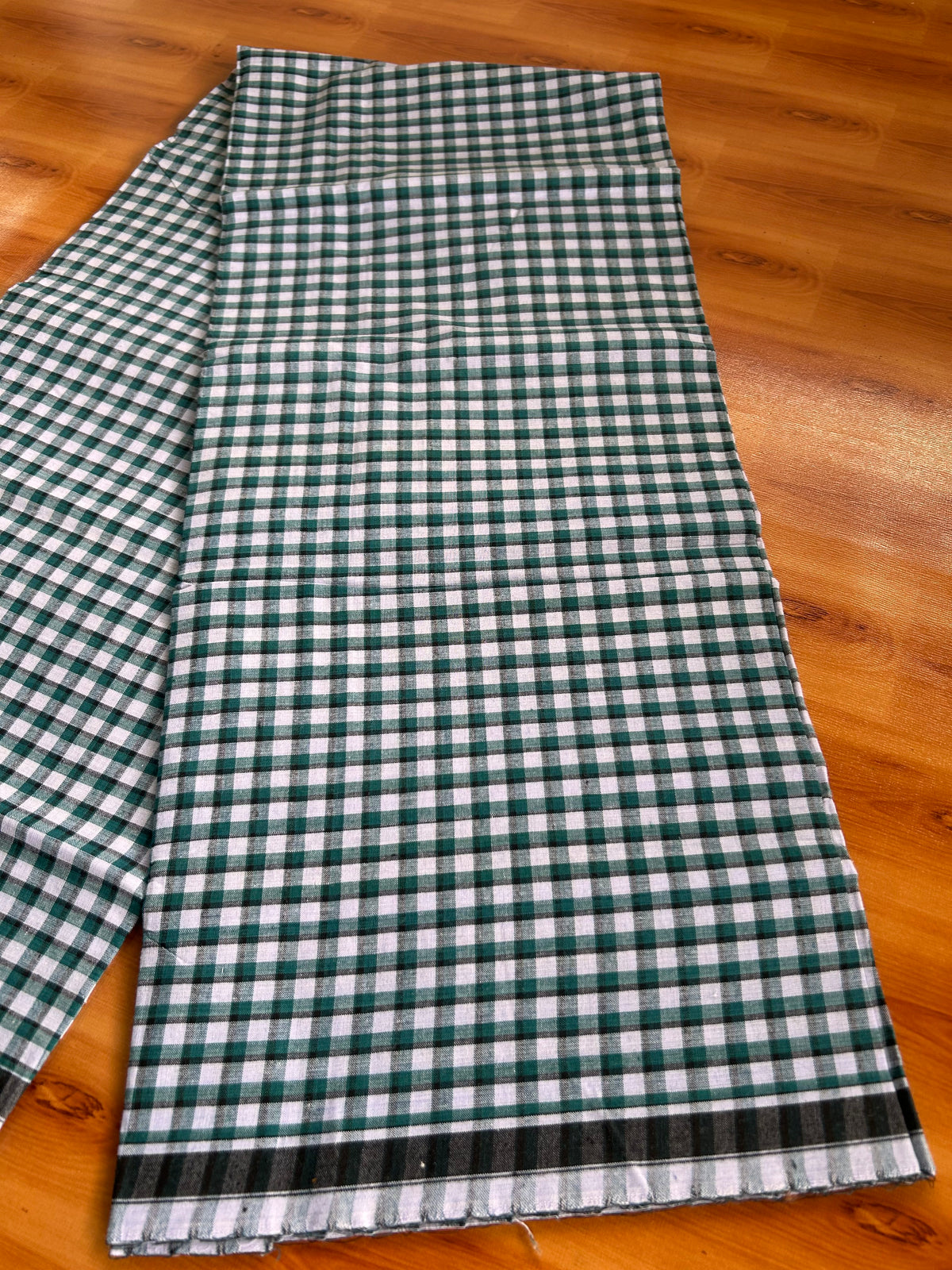 Premium Kathar Type Mund Pure cotton 40s - Kaitharikada Pulimood - Single Kaily / Lungi - 1 inch Black & White Border with White & Green Check body (2 meter / 4 muzham) - 2 KK8090 MUT