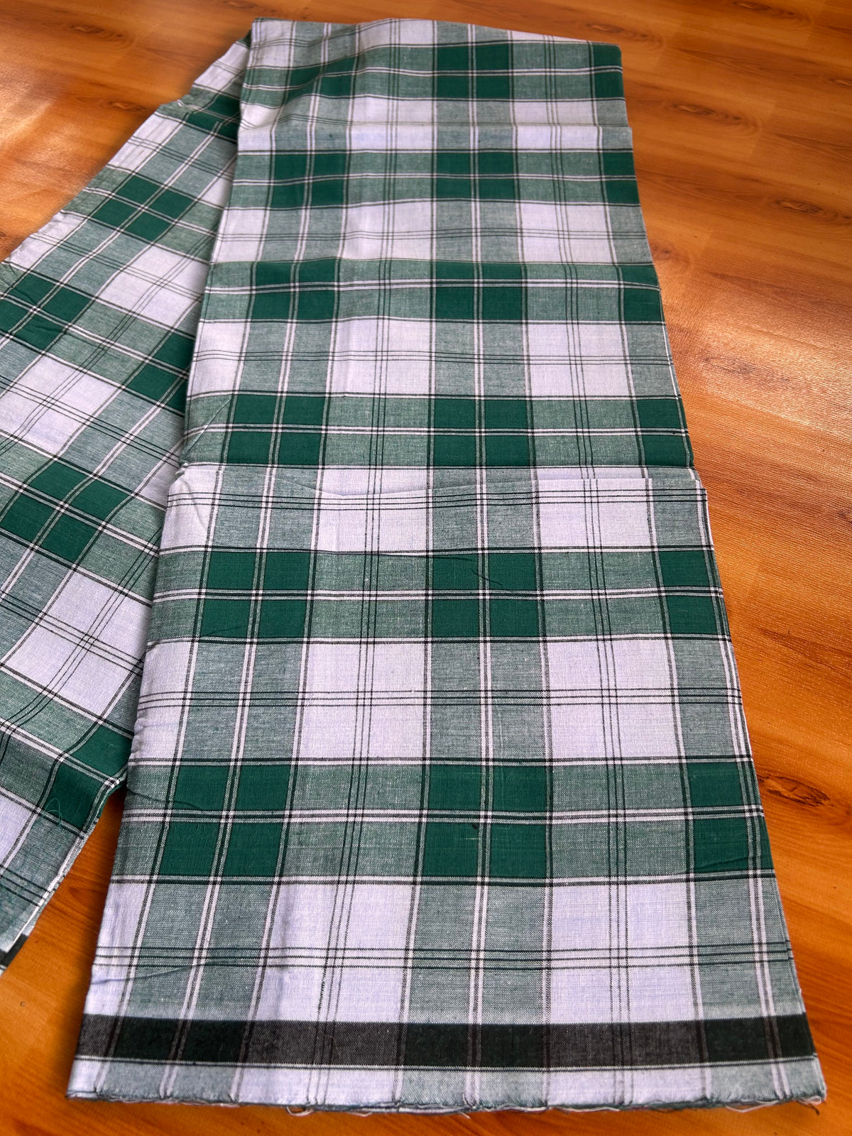 Premium Kathar Type Mund Pure cotton 40s - Kaitharikada Pulimood - Single Kaily / Lungi - 1 inch Black & White Border with White & Green Check body (2 meter / 4 muzham) - 5 KK8090 MUT