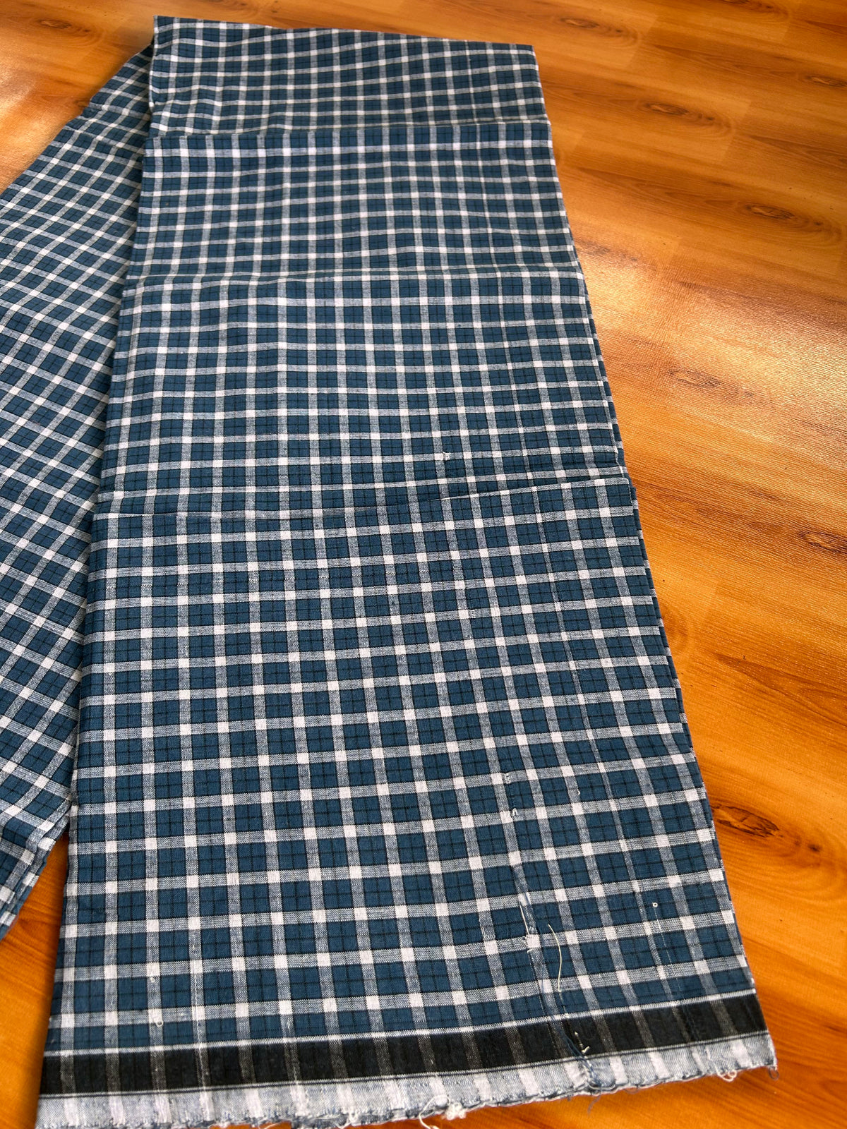 Premium Kathar Type Mund Pure cotton 40s - Kaitharikada Pulimood - Single Kaily / Lungi - 1 inch Black & White Border with White & Blue Check body (2 meter / 4 muzham) - 7 KK8090 MUT