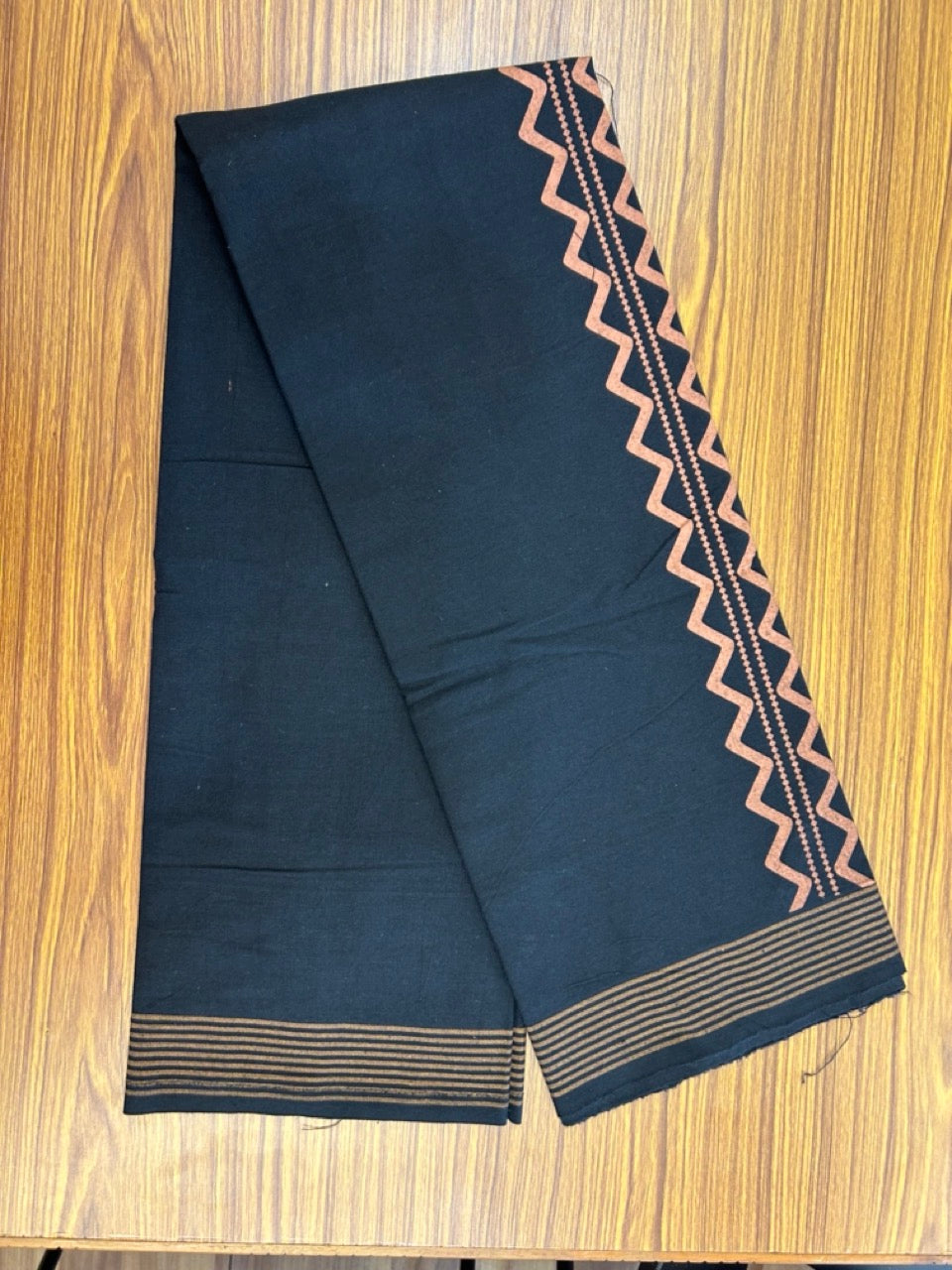 Kaitharikada - Polyster + Cotton - 20s twisted - Single Kaily / Lungi - 2.5 inch Brown Printed with Black colour body (2 meter / 4 muzham) - 71 KK8035 GAN