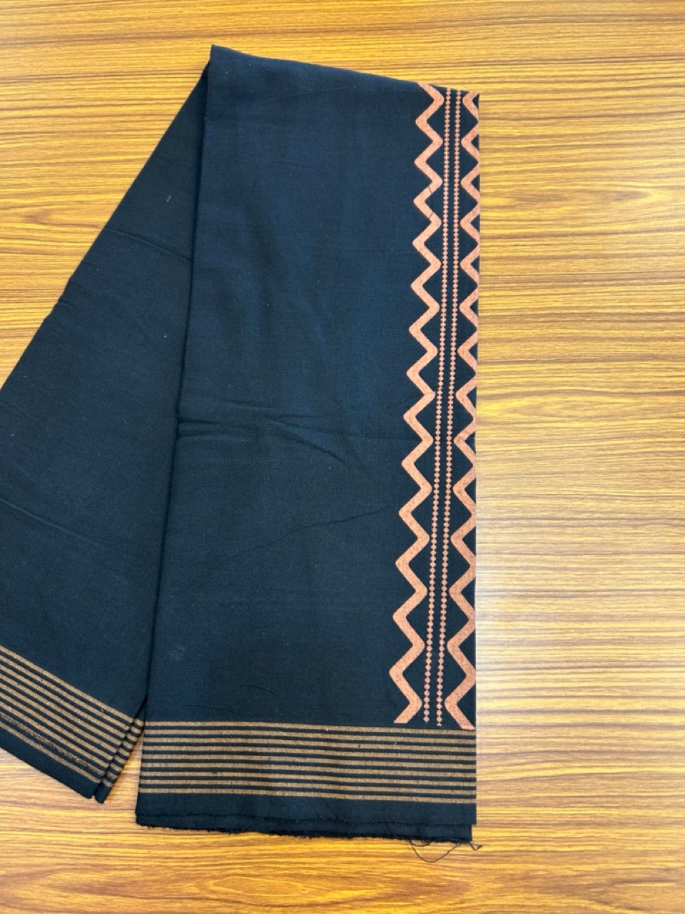 Kaitharikada - Polyster + Cotton - 20s twisted - Single Kaily / Lungi - 2.5 inch Brown Printed with Black colour body (2 meter / 4 muzham) - 71 KK8035 GAN