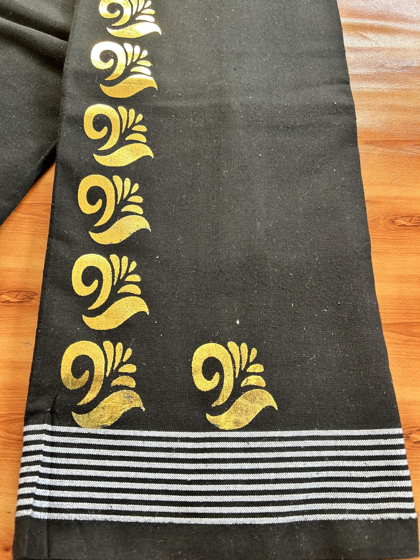 Kaitharikada - Single Kaily / Lungi - Mixed Cotton - 40s twisted - 1.25 inch Gold Kasav Printed Design Kara with Black colour body (2 meter / 4 muzham) - 1 KK8061 GAN