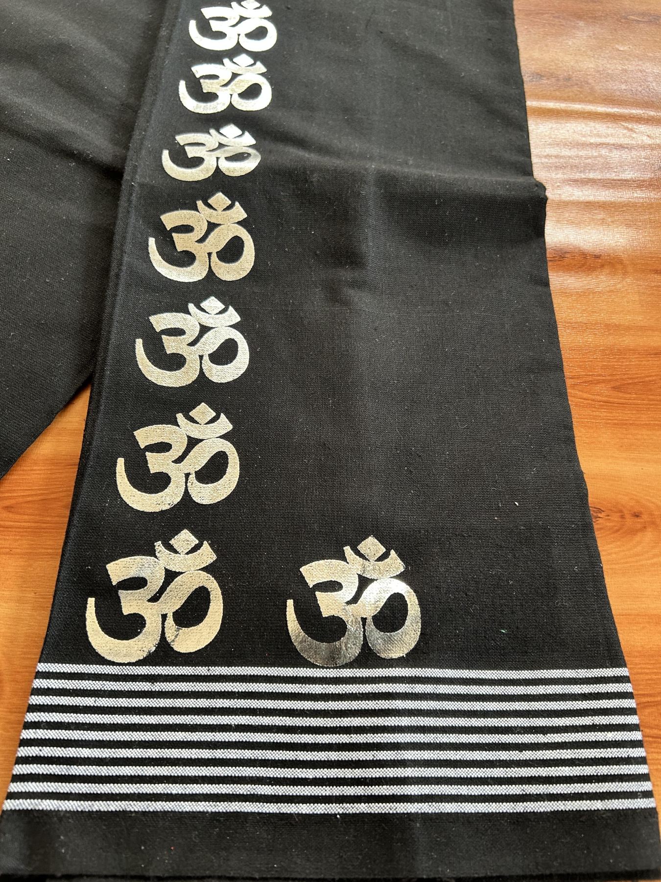 Kaitharikada - Single Kaily / Lungi - Mixed Cotton - 40s twisted - 1.5 inch Silver Kasav Ohm Printed Design Kara with Black colour body (2 meter / 4 muzham) - 7 KK8061 GAN