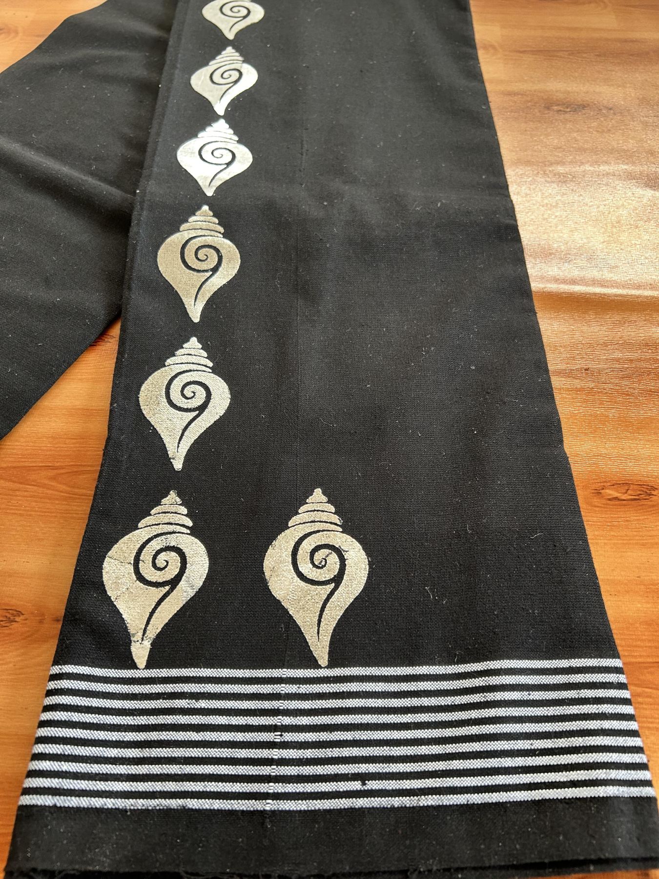 Kaitharikada - Single Kaily / Lungi - Mixed Cotton - 40s twisted - 1.5 inch Silver Kasav Printed Design Kara with Black colour body (2 meter / 4 muzham) - 8 KK8061 GAN