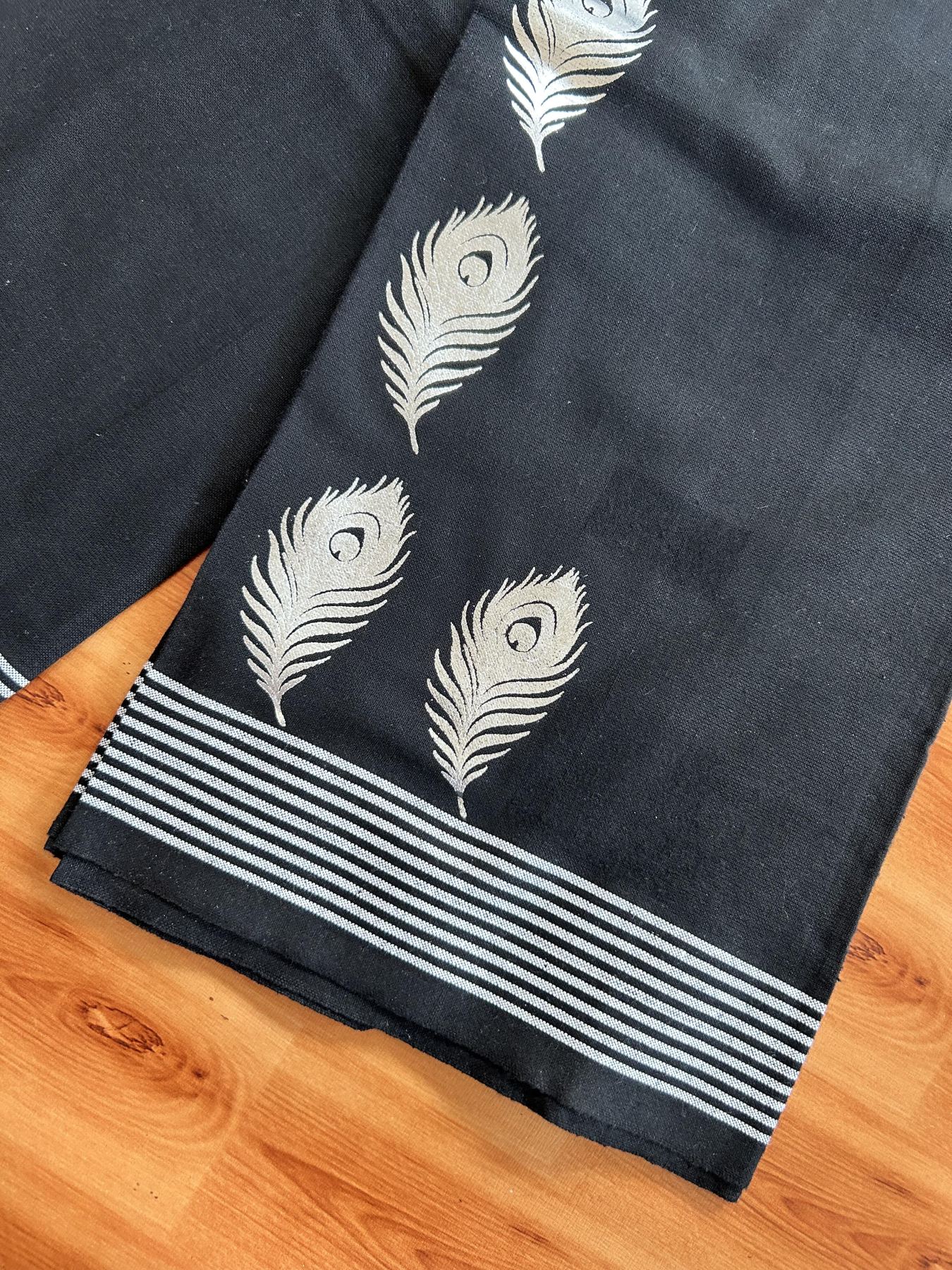 Kaitharikada - Single Kaily / Lungi - Mixed Cotton - 40s twisted - 1.5 inch Silver Kasav Peacock Feather Printed Design Kara with Black colour body (2 meter / 4 muzham) - 6 KK8061 GAN