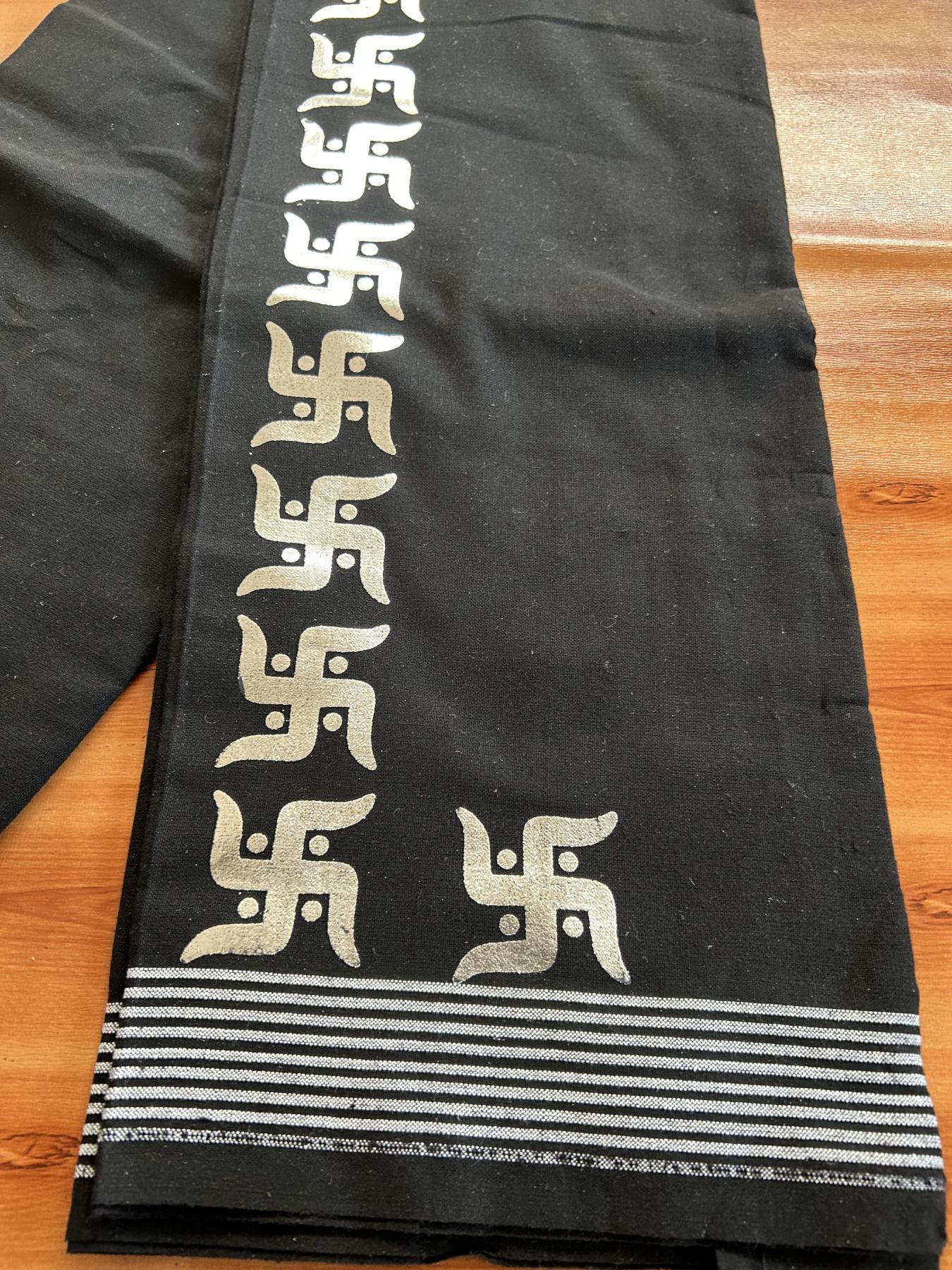 Kaitharikada - Single Kaily / Lungi - Mixed Cotton - 40s twisted - 1.5 inch Silver Kasav Swasthi Printed Design Kara with Black colour body (2 meter / 4 muzham) - 9 KK8061 GAN