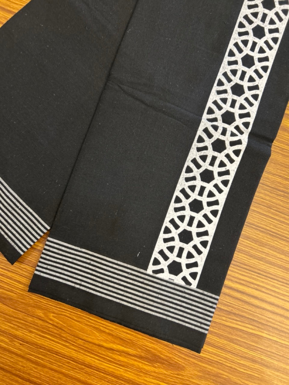 Kaitharikada - Single Kaily / Lungi - Polyster + Cotton - 20s twisted - 2.5 inch White Design printed kara with Black colour body - 106 KK8035 GAN
