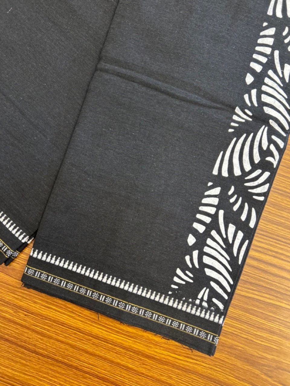 Kaitharikada - Single Kaily / Lungi - Polyster + Cotton - 20s twisted - 2.5 inch White Design printed kuppadam kara with Black colour body - 98 KK8035 GAN