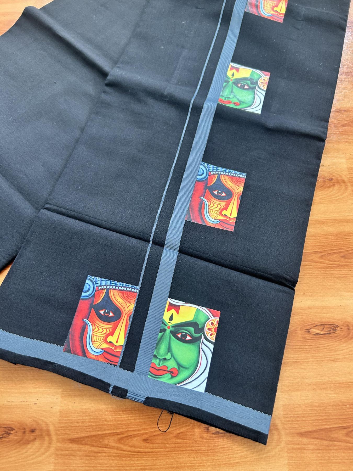 Single Kaily / Lungi- 20% Discount !! Kaitharikada - Pure Cotton - (40s) - 0.5 inch Grey Theyyam & Kathakali Printed Design Kara with Black colour Body (2 meter / 4 muzham) - 2 KK8062 GAN